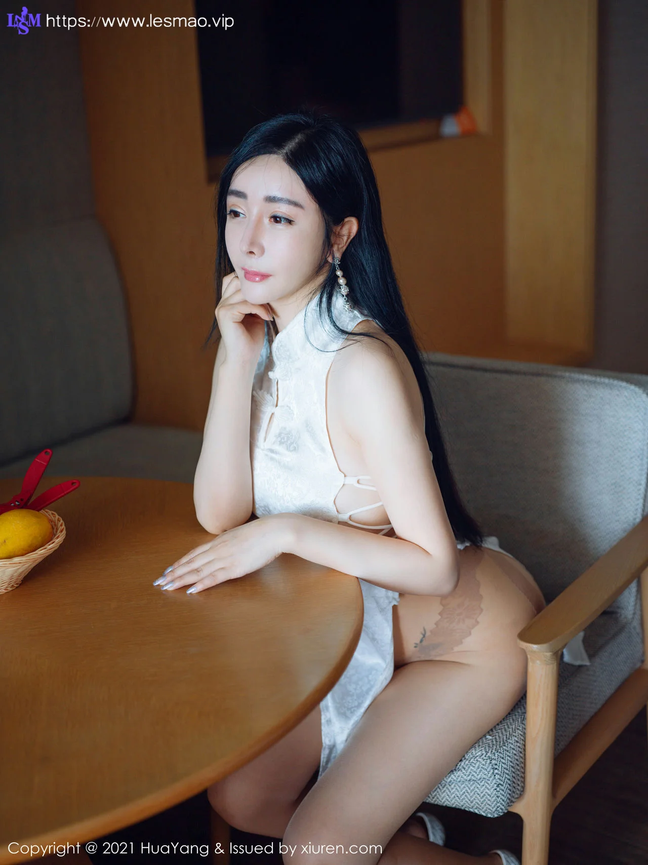 HuaYang 花漾show Vol.392 古典浪漫旗袍 允爾 三亚旅拍写真 - 2