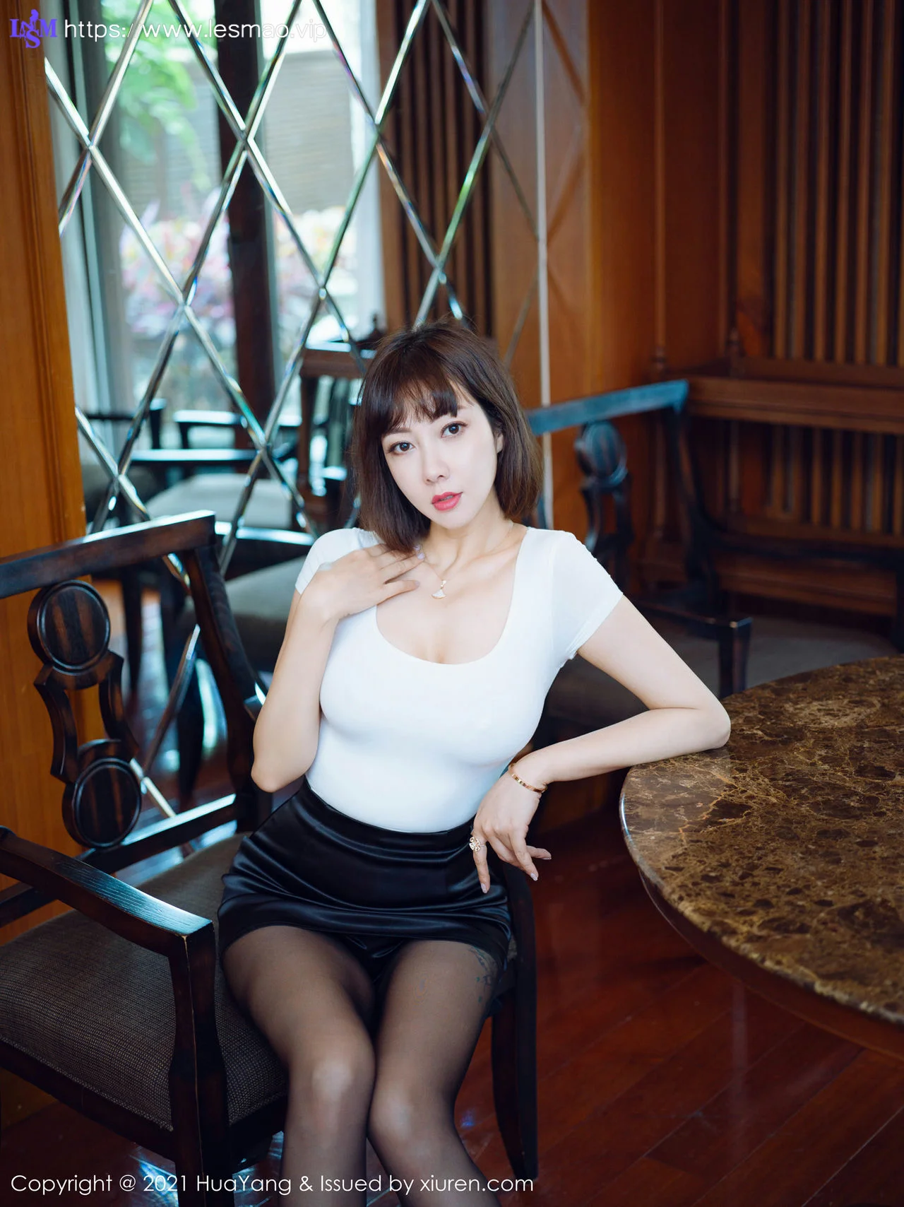 HuaYang 花漾show Vol.452 魅力皮裙 果儿Victoria 西双版纳旅拍 - 2