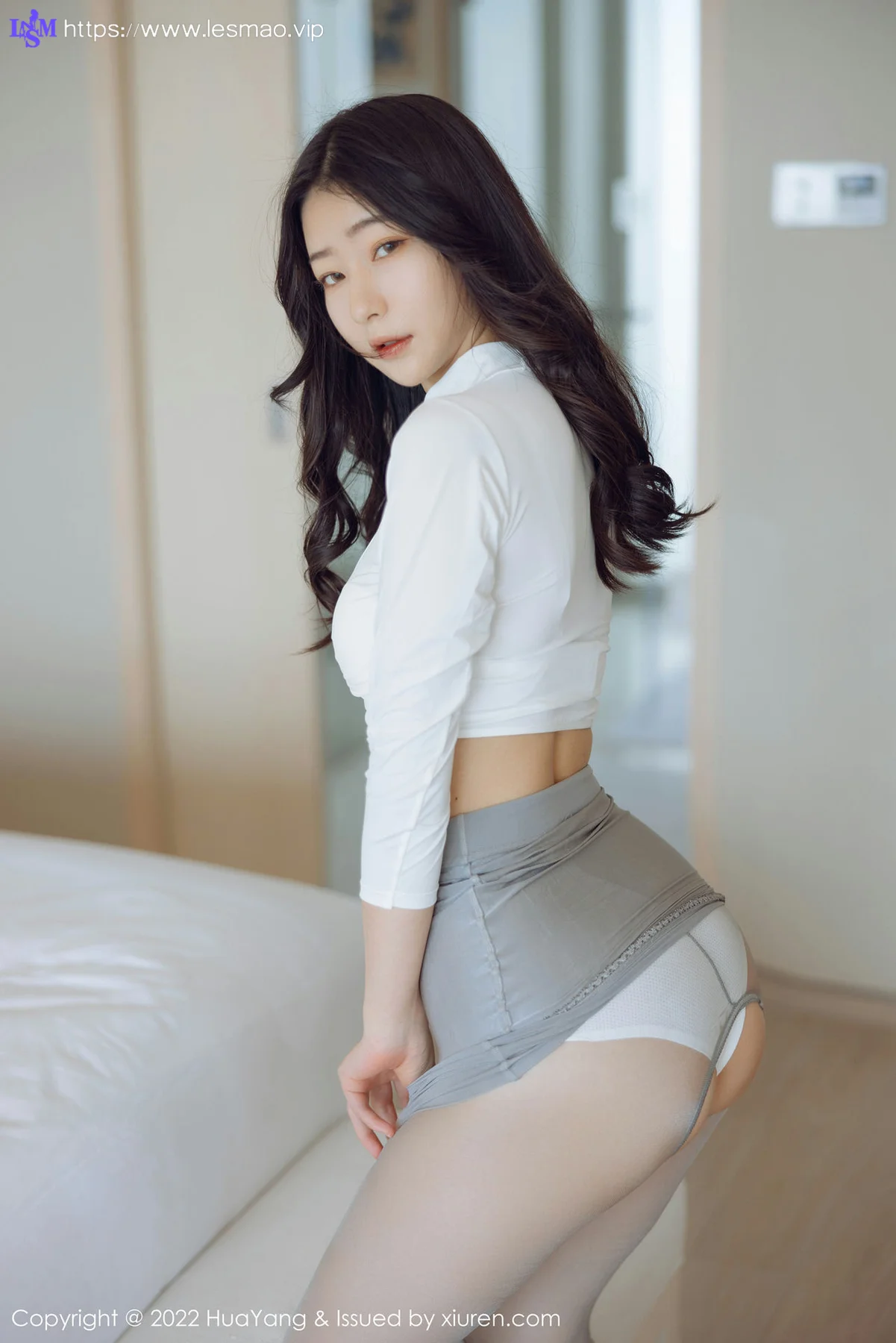 HuaYang 花漾show Vol.483 灰色丝袜 熊小诺 三亚旅拍 - 10