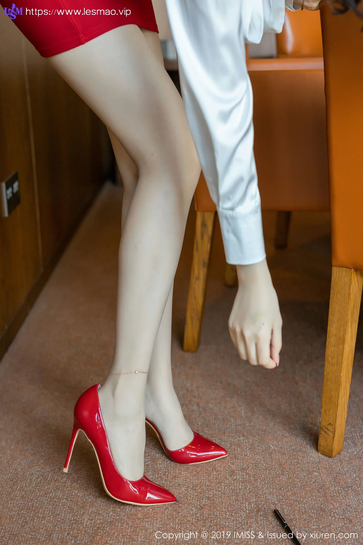 IMiss 爱蜜社 Vol.413 红裙OL制服 芝芝丝袜美腿写真 - 6