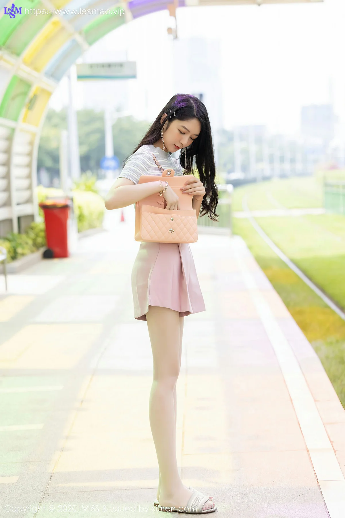 IMiss 爱蜜社 Vol.526 靓丽车拍 小热巴 朦胧美腿 - 5