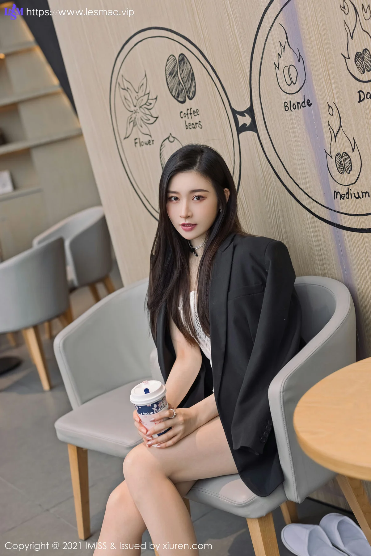 IMiss 爱蜜社 Vol.569 气质美女 Vanessa 时尚动人的街拍 - 1