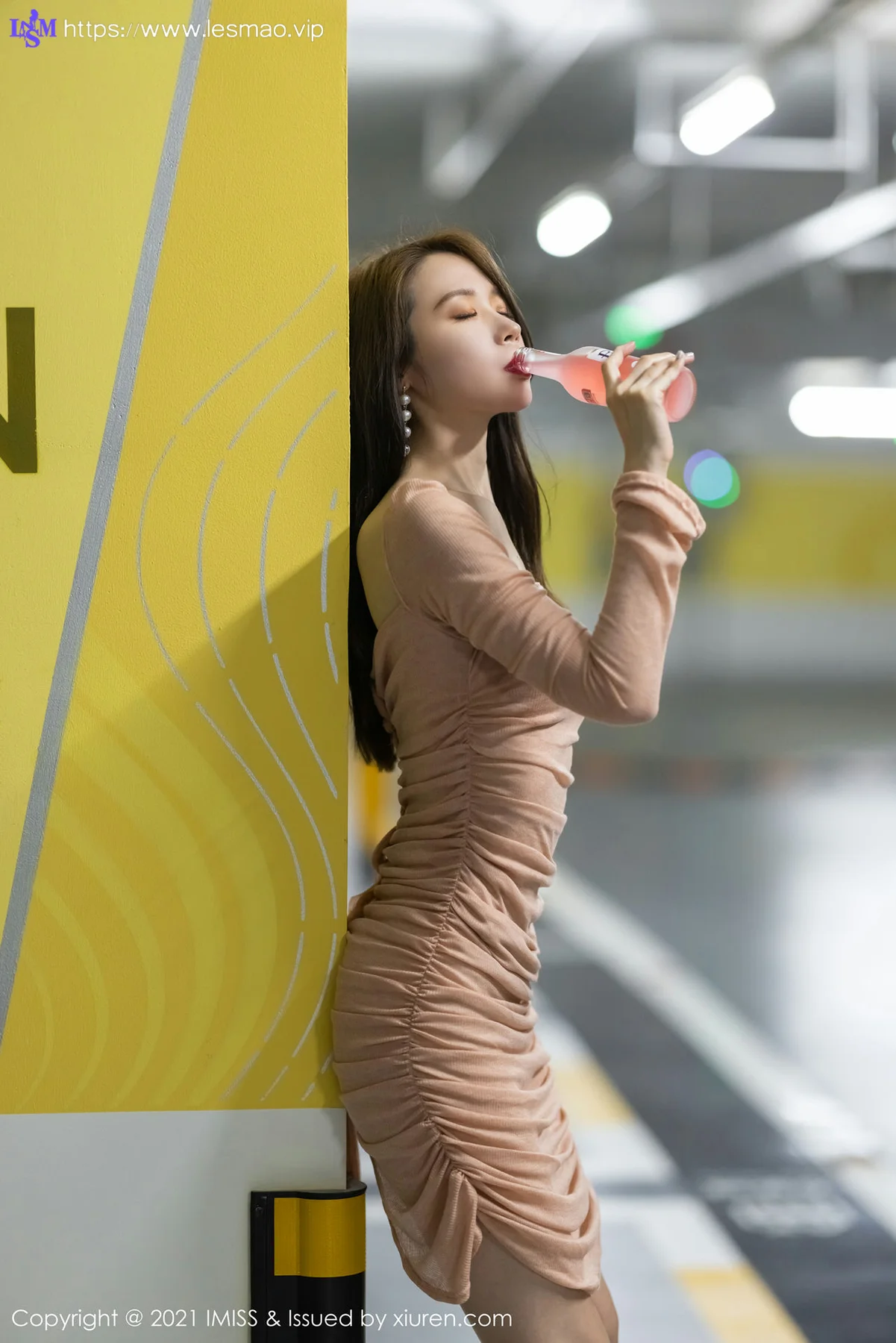 IMiss 爱蜜社 Vol.596 停车场买醉美女 梦心月 性感写真写真 - 2