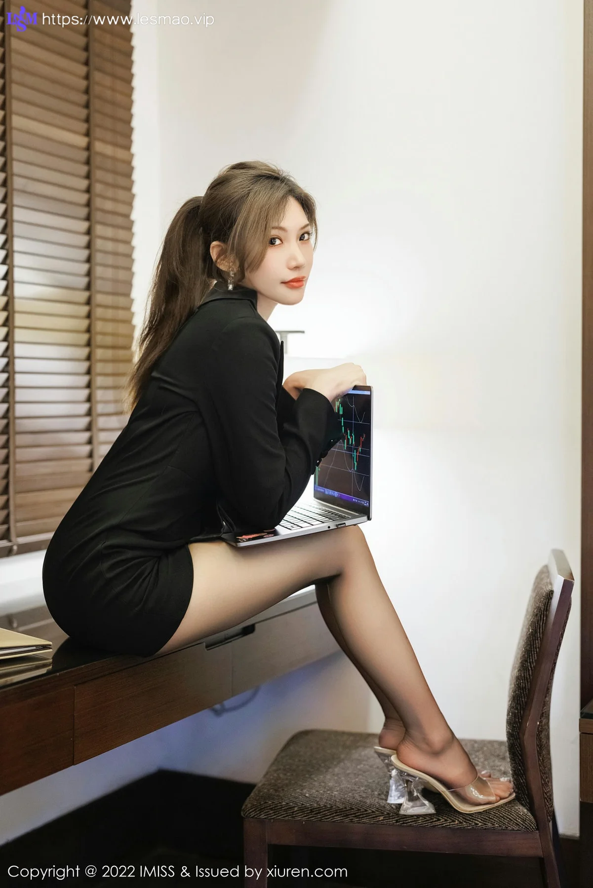 IMiss 爱蜜社 Vol.695 小狐狸Kathryn 黑色职业装性感写真 - 3