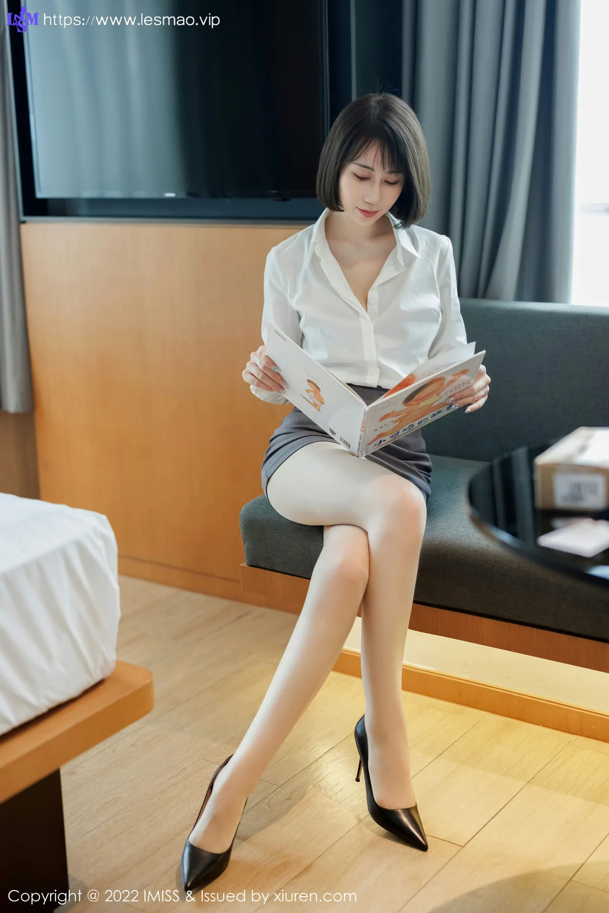 IMiss 爱蜜社 Vol.709 瑞妤 新人首套灰色短裙写真 - 1