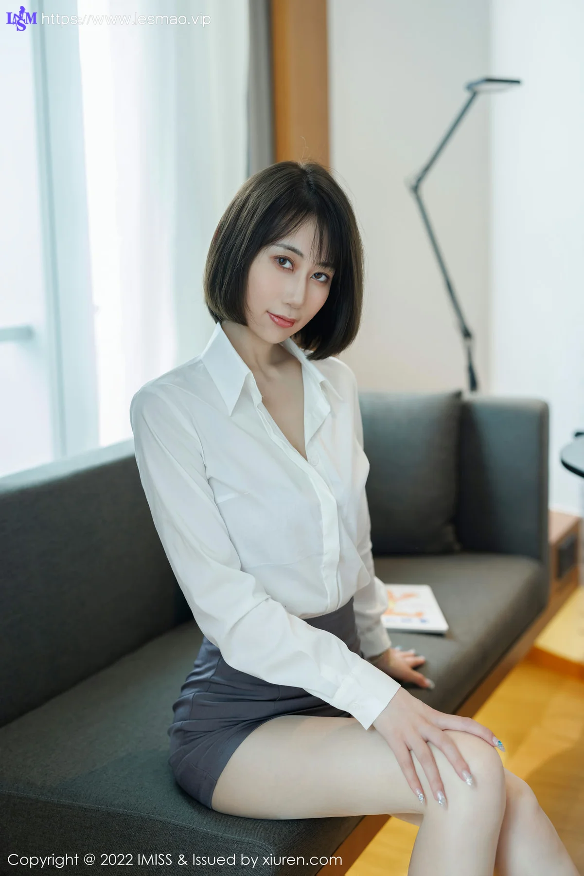 IMiss 爱蜜社 Vol.709 瑞妤 新人首套灰色短裙写真 - 5