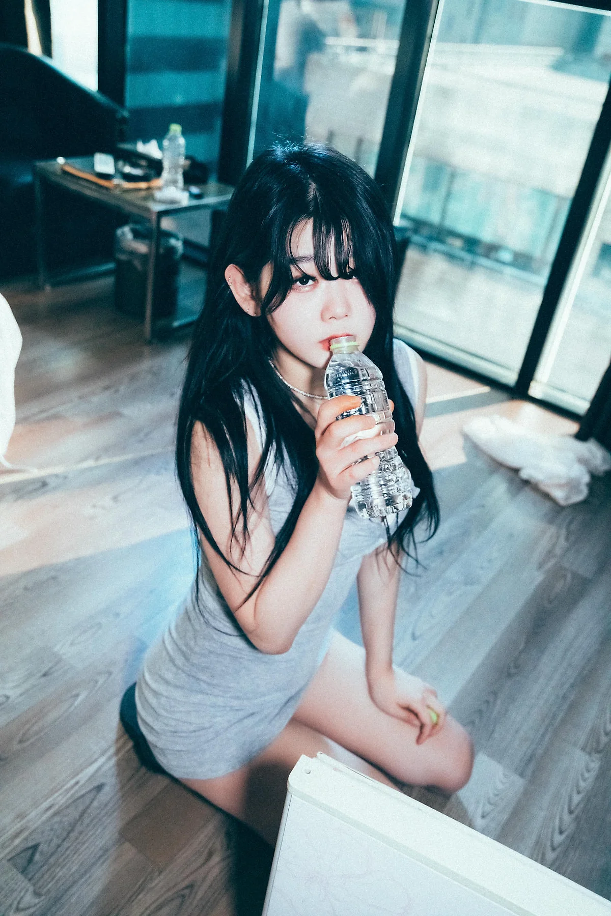Loozy No.104 Zia灰色玉背紧身裙 - 3