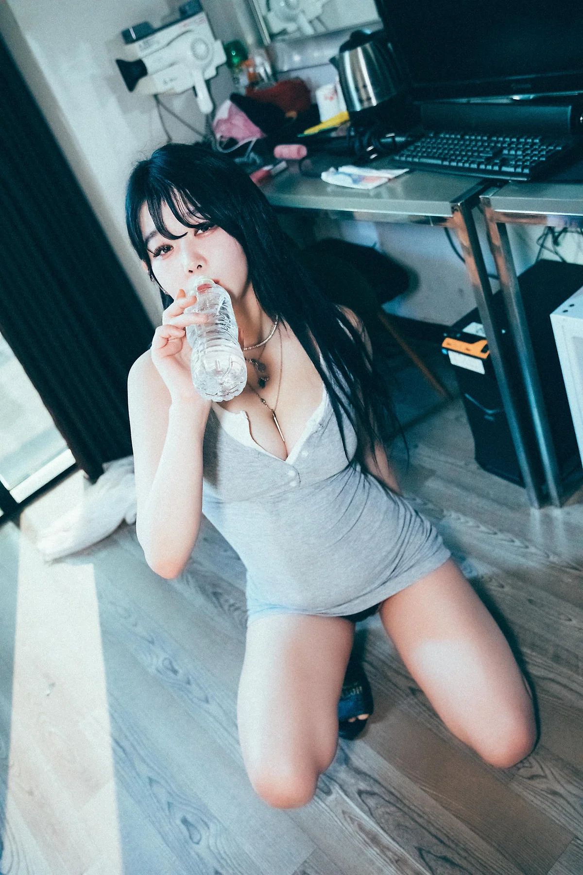 Loozy No.104 Zia灰色玉背紧身裙 - 5