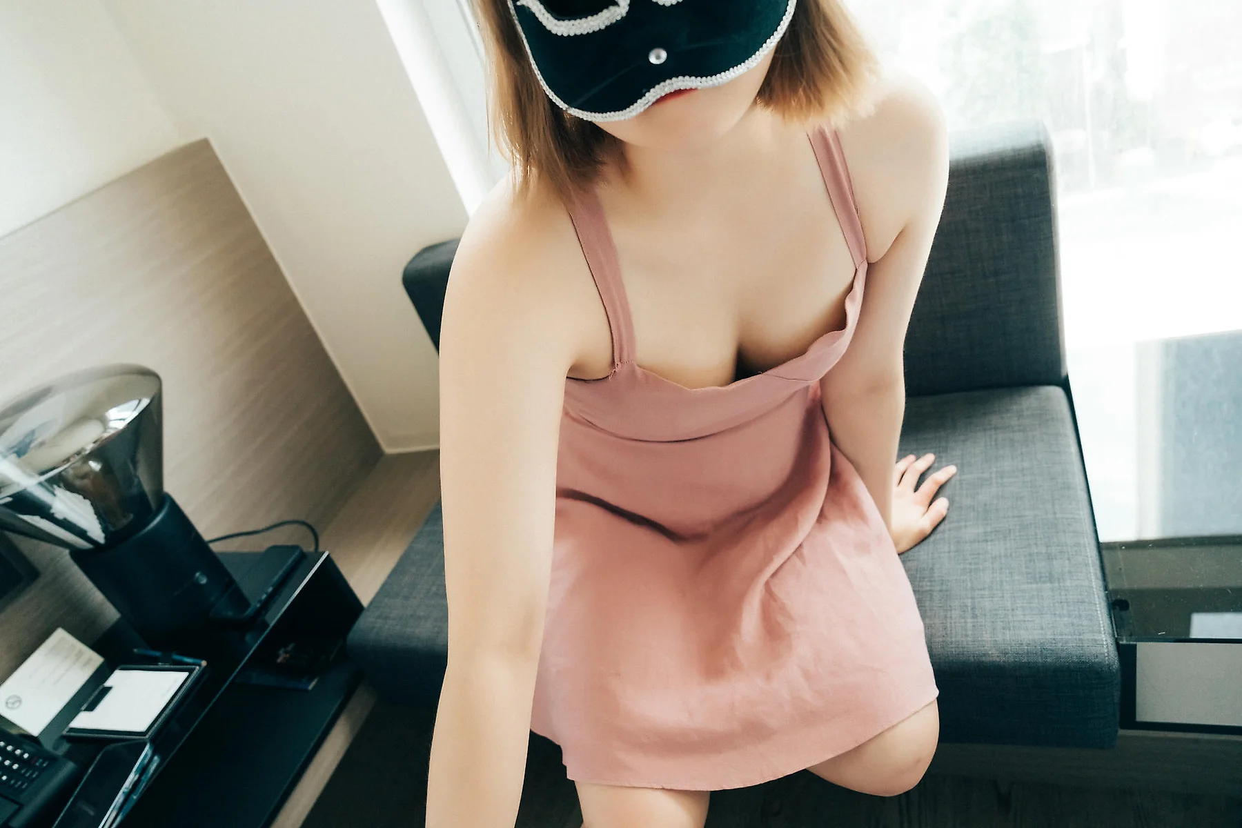 Loozy No.125 Chaewon粉色裙子香肩美腿写真 - 1