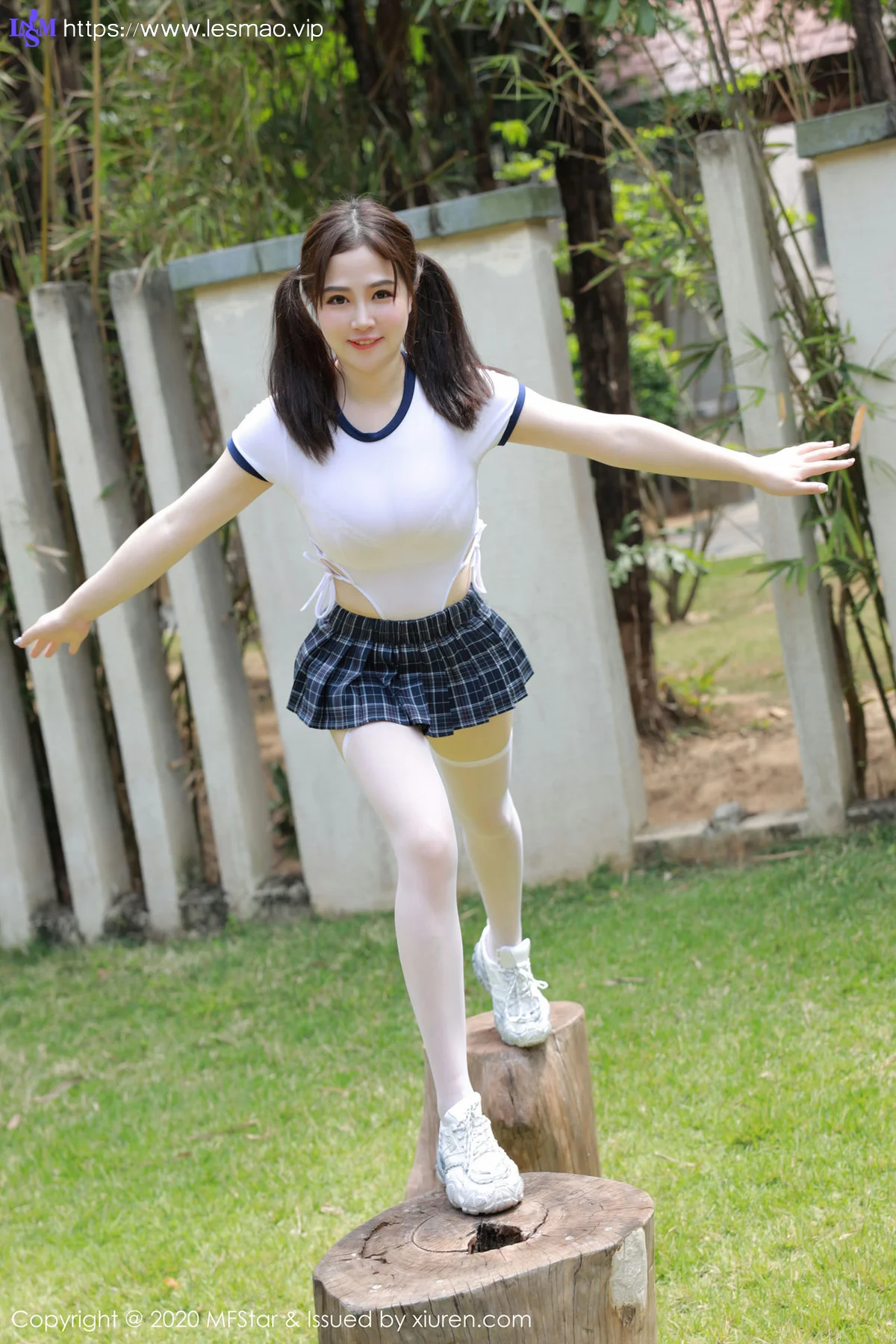 MFStar 模范学院 Vol.305 蛋糕Cake 短裙与筒袜 三亚旅拍写真 - 2