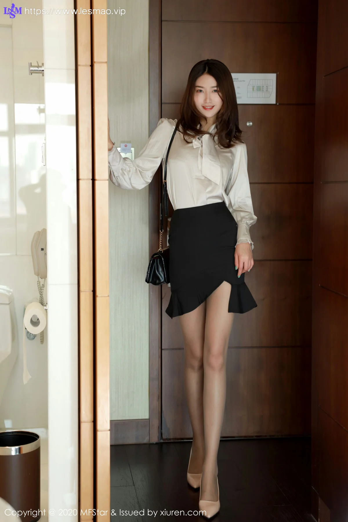 MFStar 模范学院 Vol.328  方子萱 芊芊玉腿第三套写真 - 1