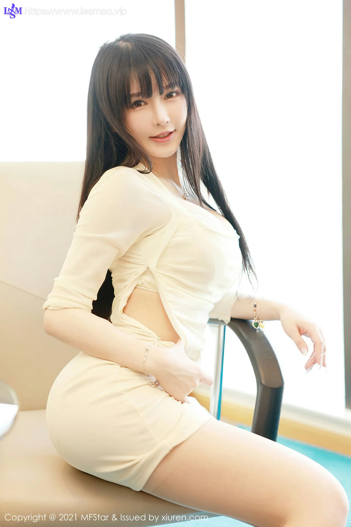 MFStar 模范学院 Vol.472  超低深V 玉兔miki 明艳短裙写真 - 2