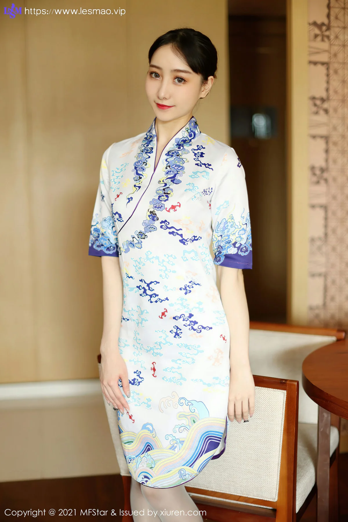 MFStar 模范学院 Vol.490 水水er 旗袍与现代丝袜丽江旅拍写真 - 3