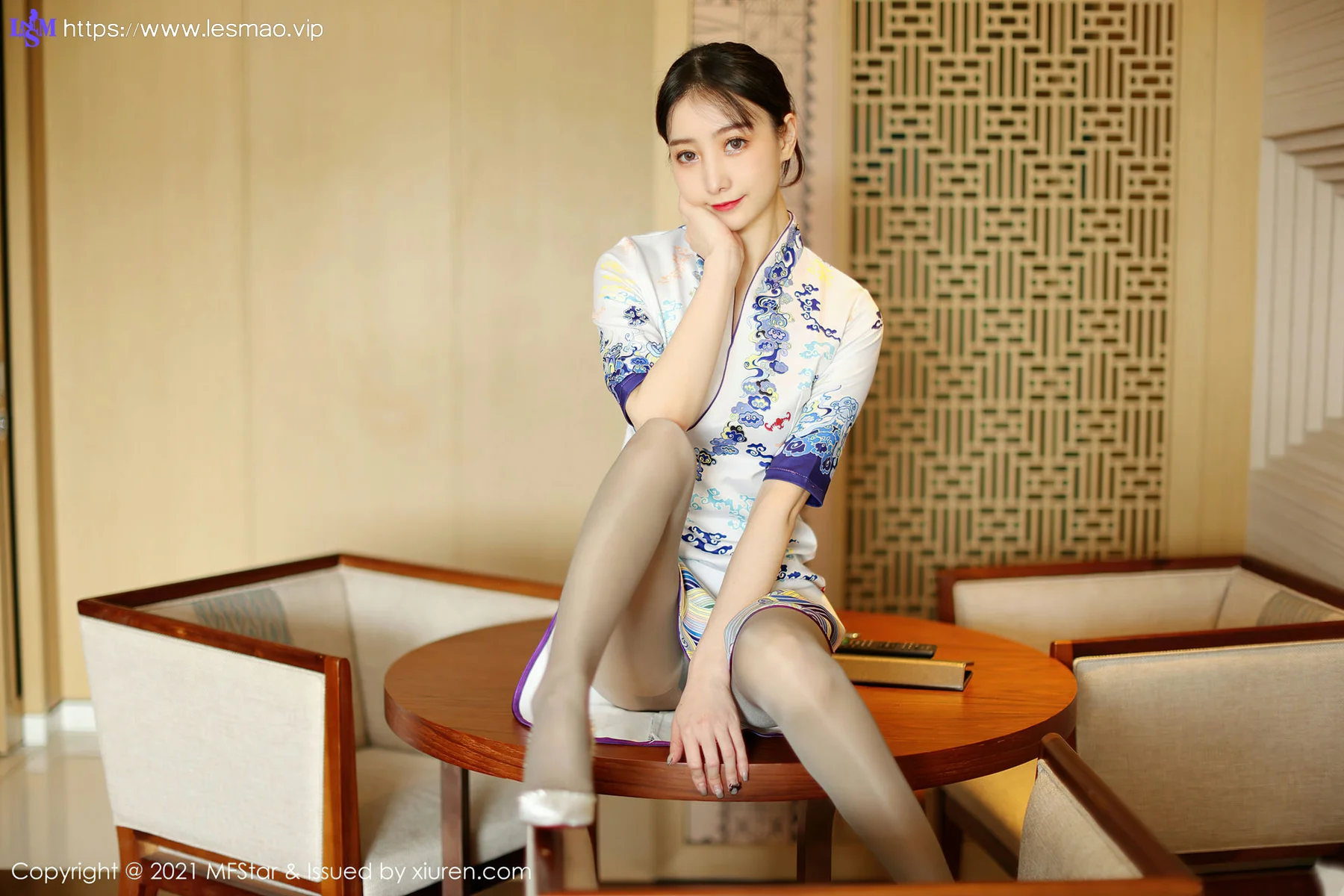 MFStar 模范学院 Vol.490 水水er 旗袍与现代丝袜丽江旅拍写真 - 4