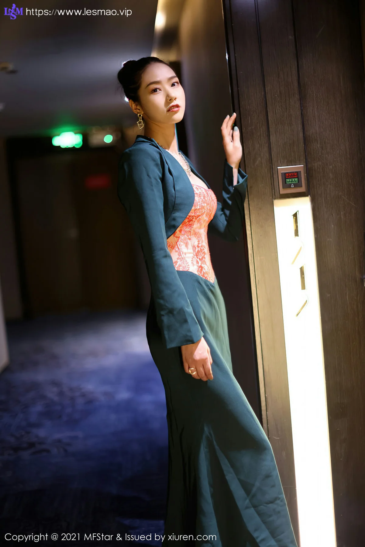MFStar 模范学院 Vol.500 抹胸礼裙 方子萱 性感写真 - 2