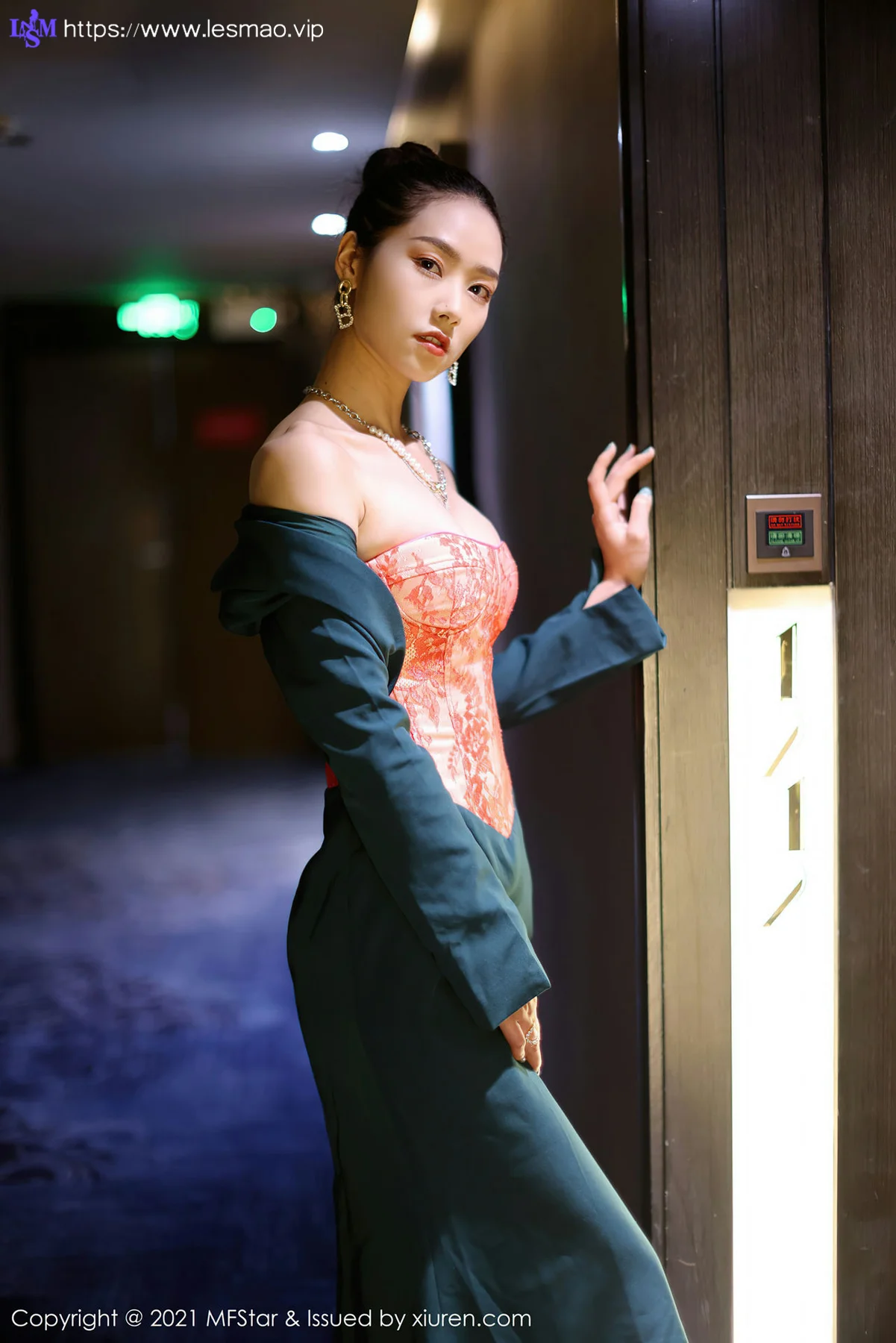 MFStar 模范学院 Vol.500 抹胸礼裙 方子萱 性感写真 - 7