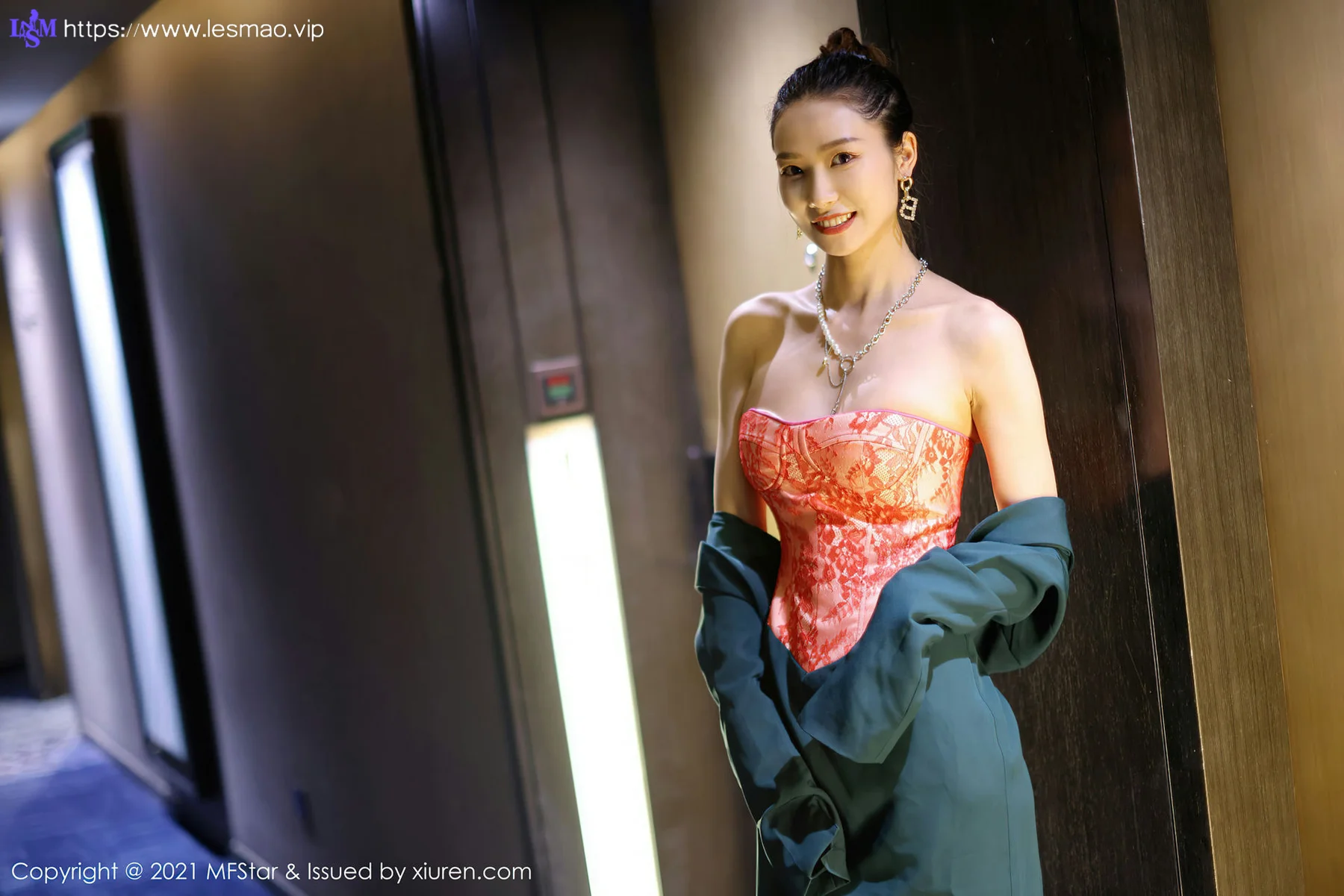 MFStar 模范学院 Vol.500 抹胸礼裙 方子萱 性感写真 - 4