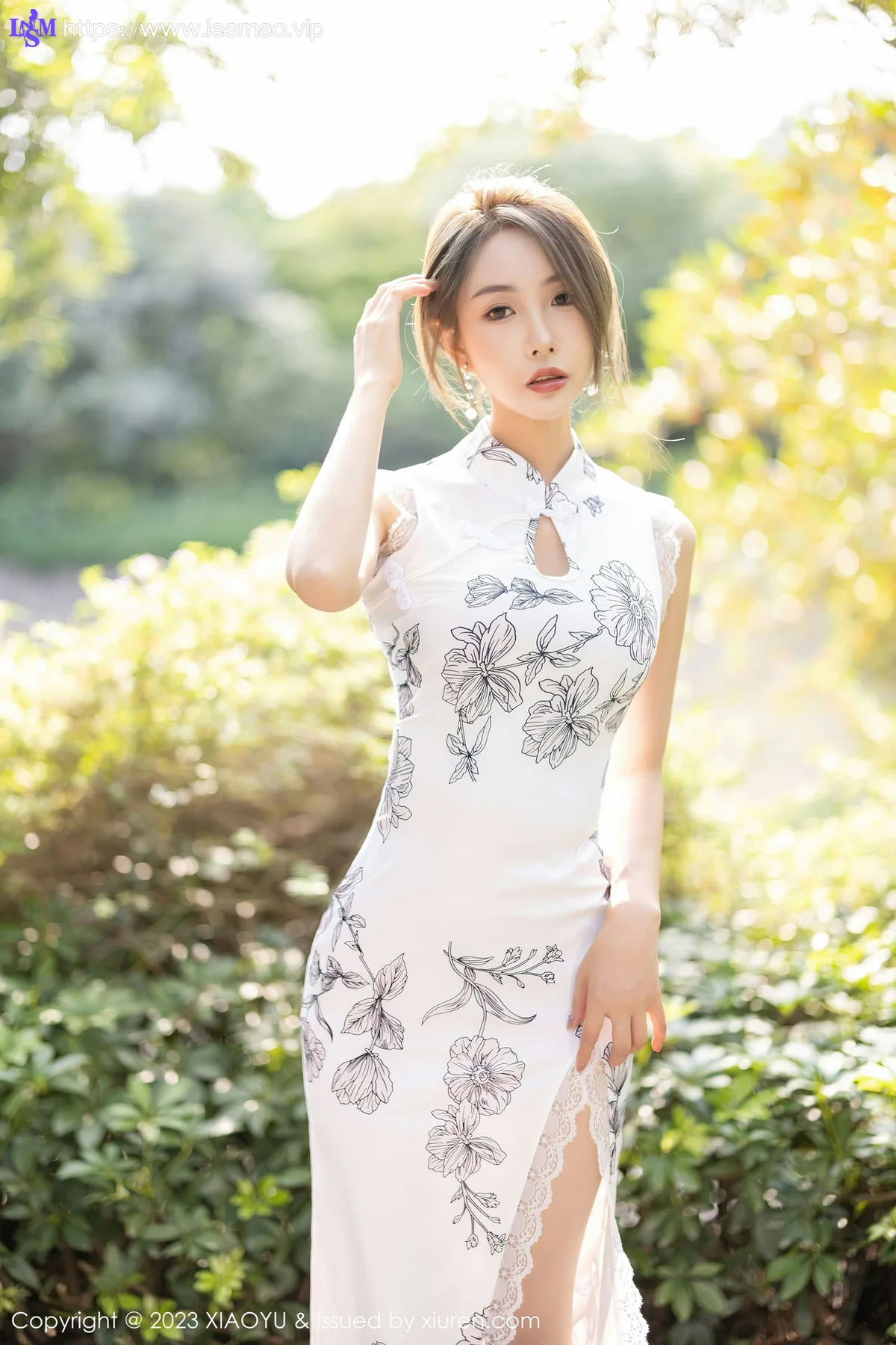 XIAOYU  语画界 Vol.1022  苏苏阿 白色带图案旗袍写真 - 1