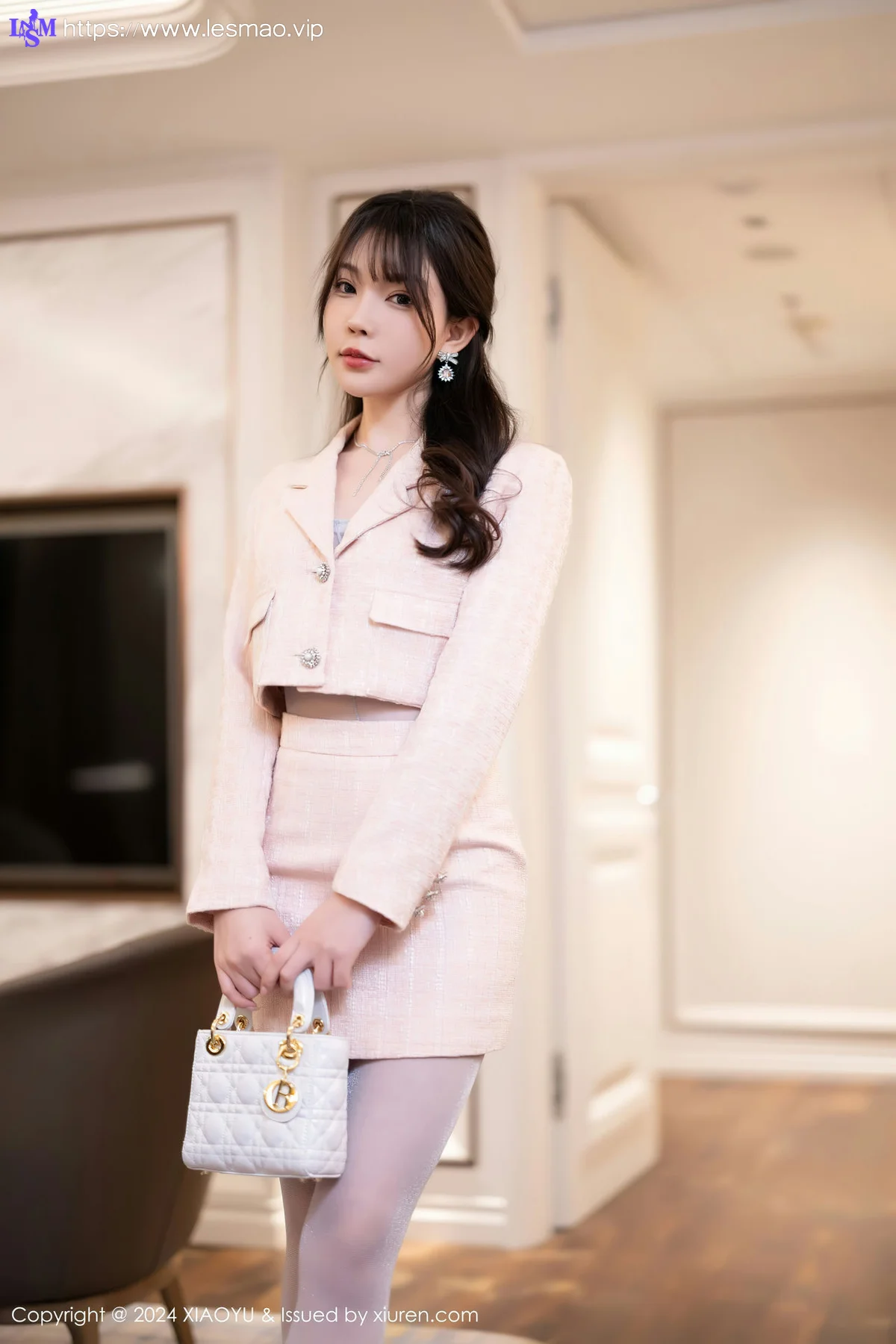XIAOYU  语画  Vol.1236 徐莉芝Booty 诱人灰色丝袜哈尔滨旅拍1 - 2