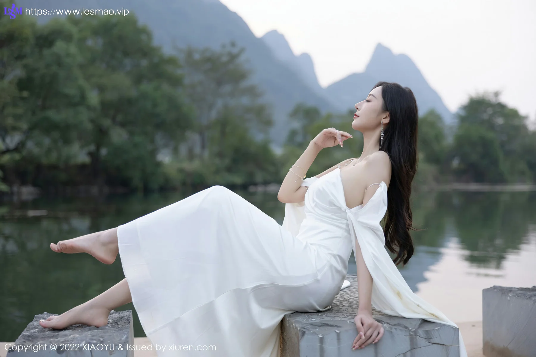 XIAOYU  语画界 Vol.884  王馨瑶yanni 蕾丝内衣户外场景杭州旅拍1 - 3