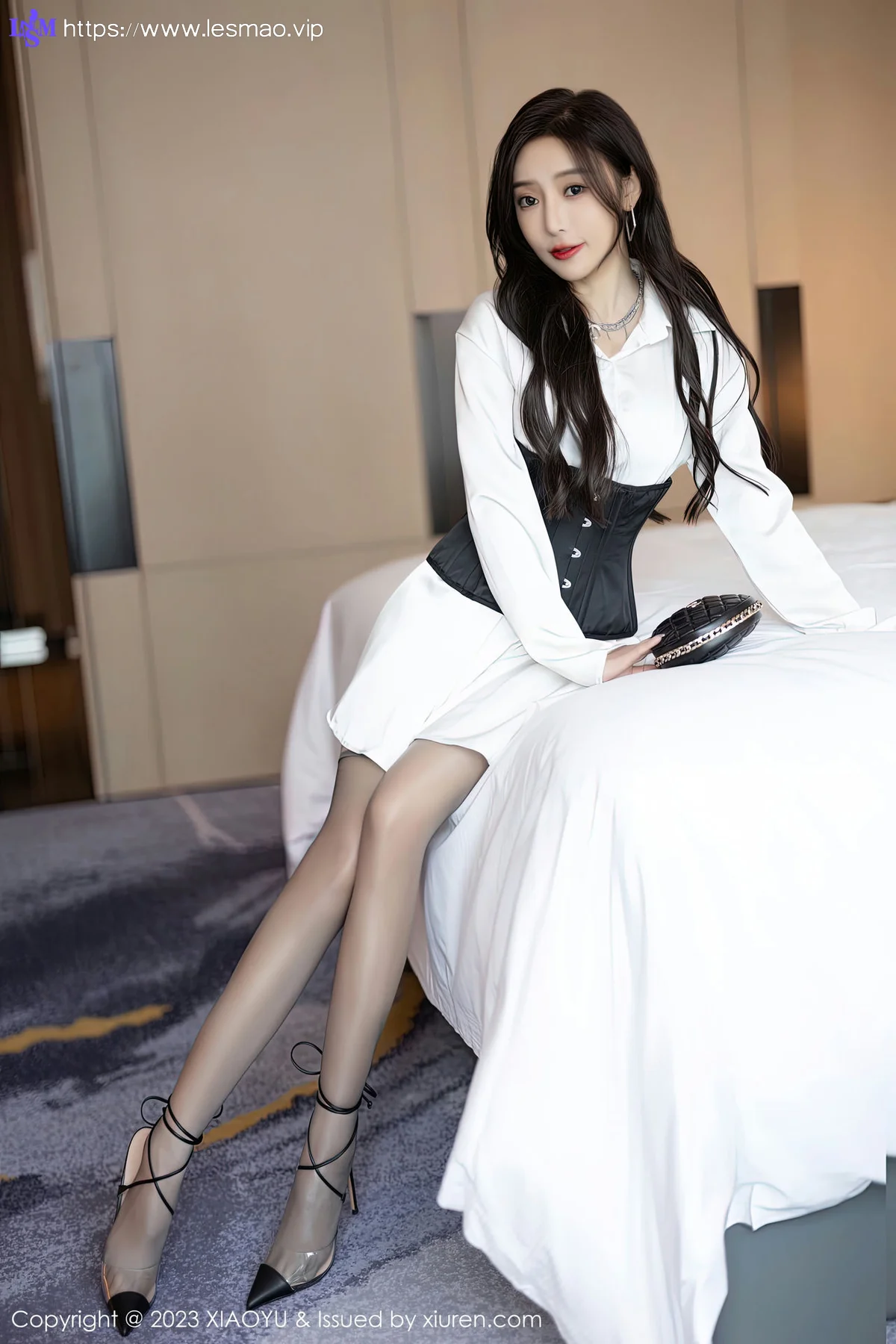XIAOYU  语画界 Vol.990  王馨瑶yanni 魅惑灰丝性感写真1 - 5