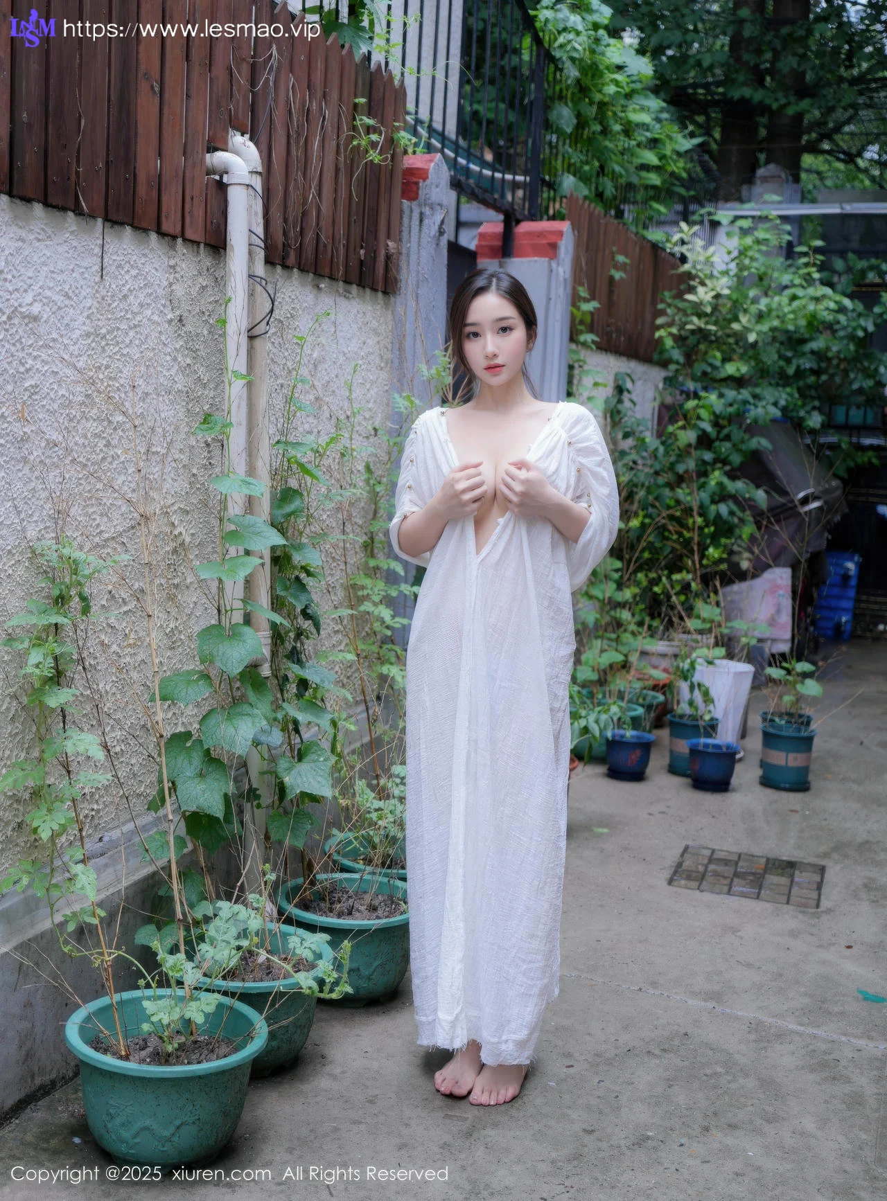 XiuRen 秀人 No.10603 楠芝 街拍白色长袍 - 8