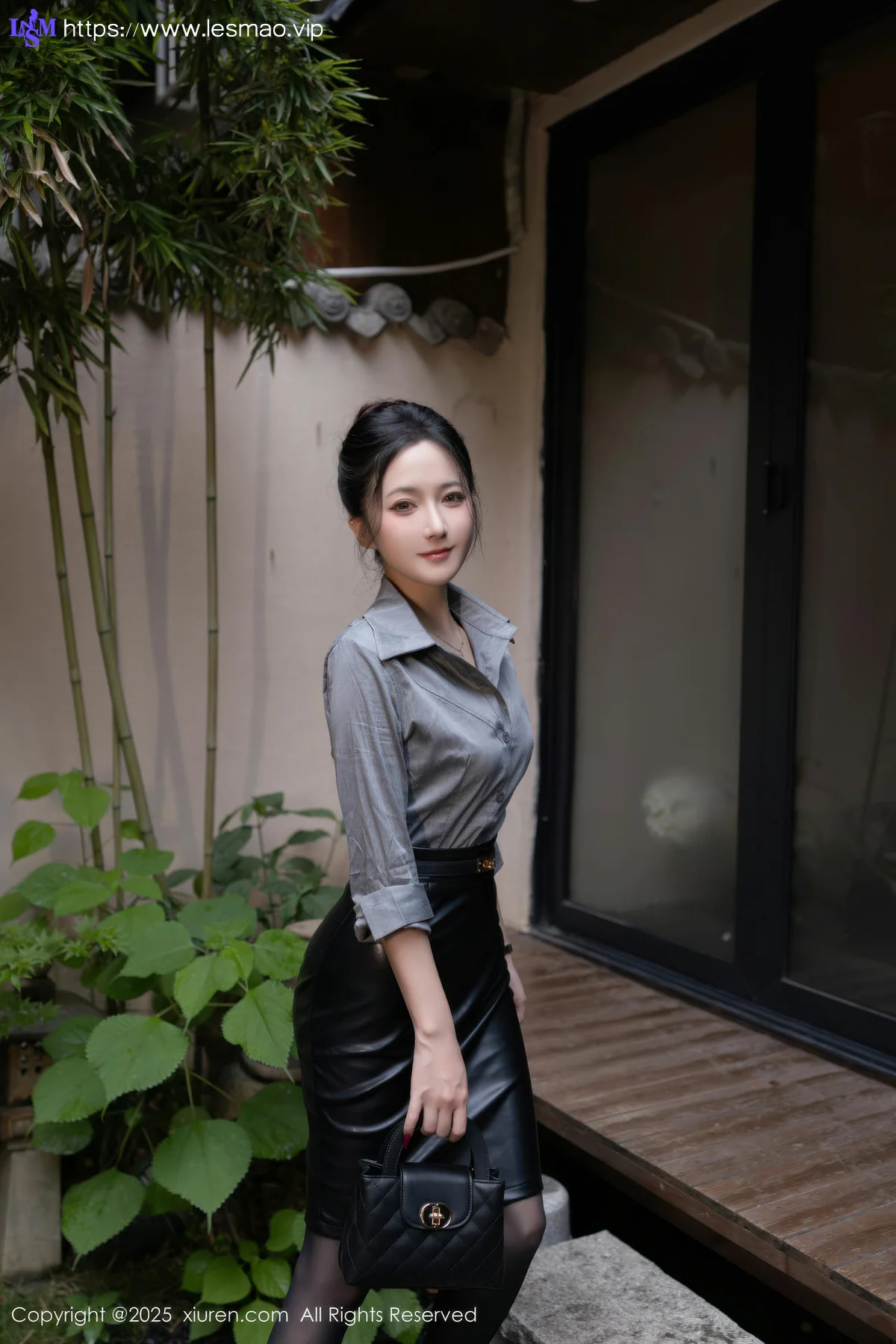 XiuRen 秀人 No.10635 鱼子酱Fish 灰色衬衫魅惑黑丝 - 1