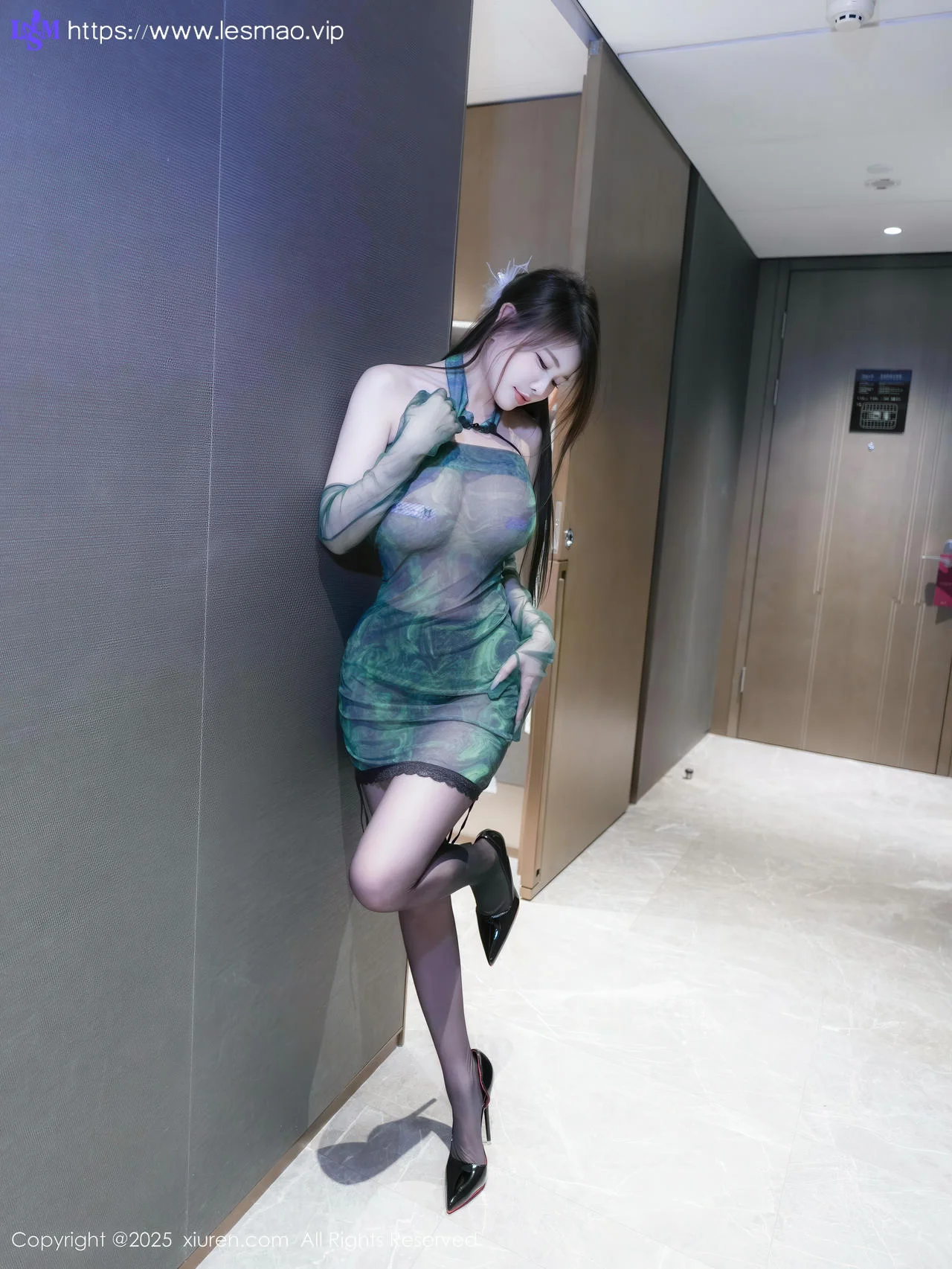 XiuRen 秀人 No.10660 甜妮 绿色连衣短裙爆乳 - 1