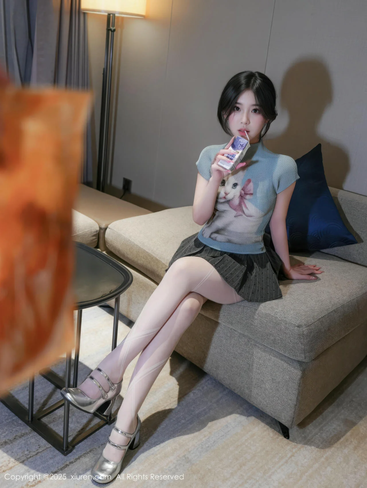 XiuRen 秀人 No.10830 汁汁 灰色短裙白色丝袜 - 2