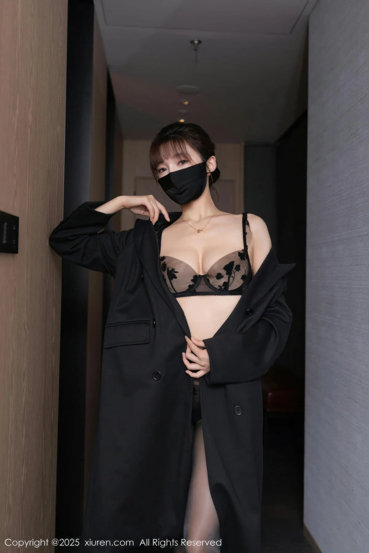 XiuRen 秀人 No.10880 陆萱萱 黑丝长风衣服饰 - 9