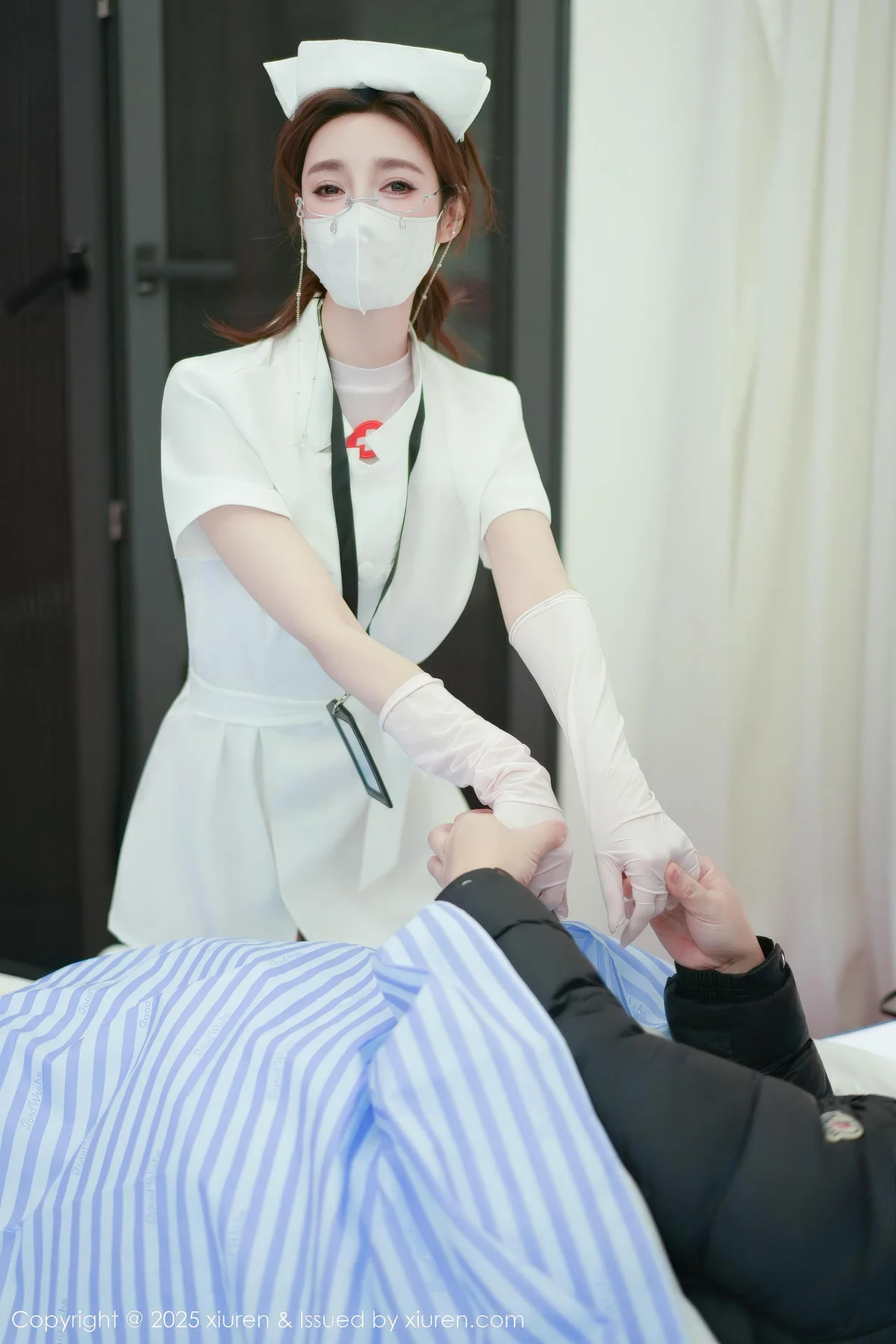 XiuRen 秀人 No.11099 Twins桃桃 护士制服主题写真 - 6