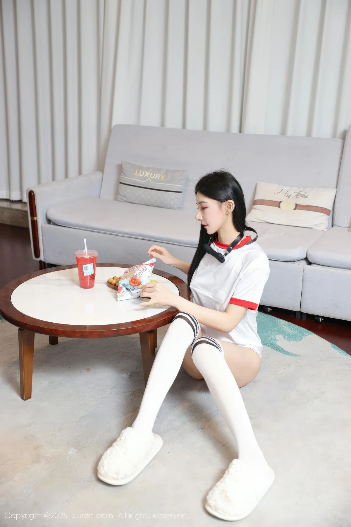 XiuRen 秀人 No.11110 许微微呀 白色T恤性感诱人丝袜 - 2