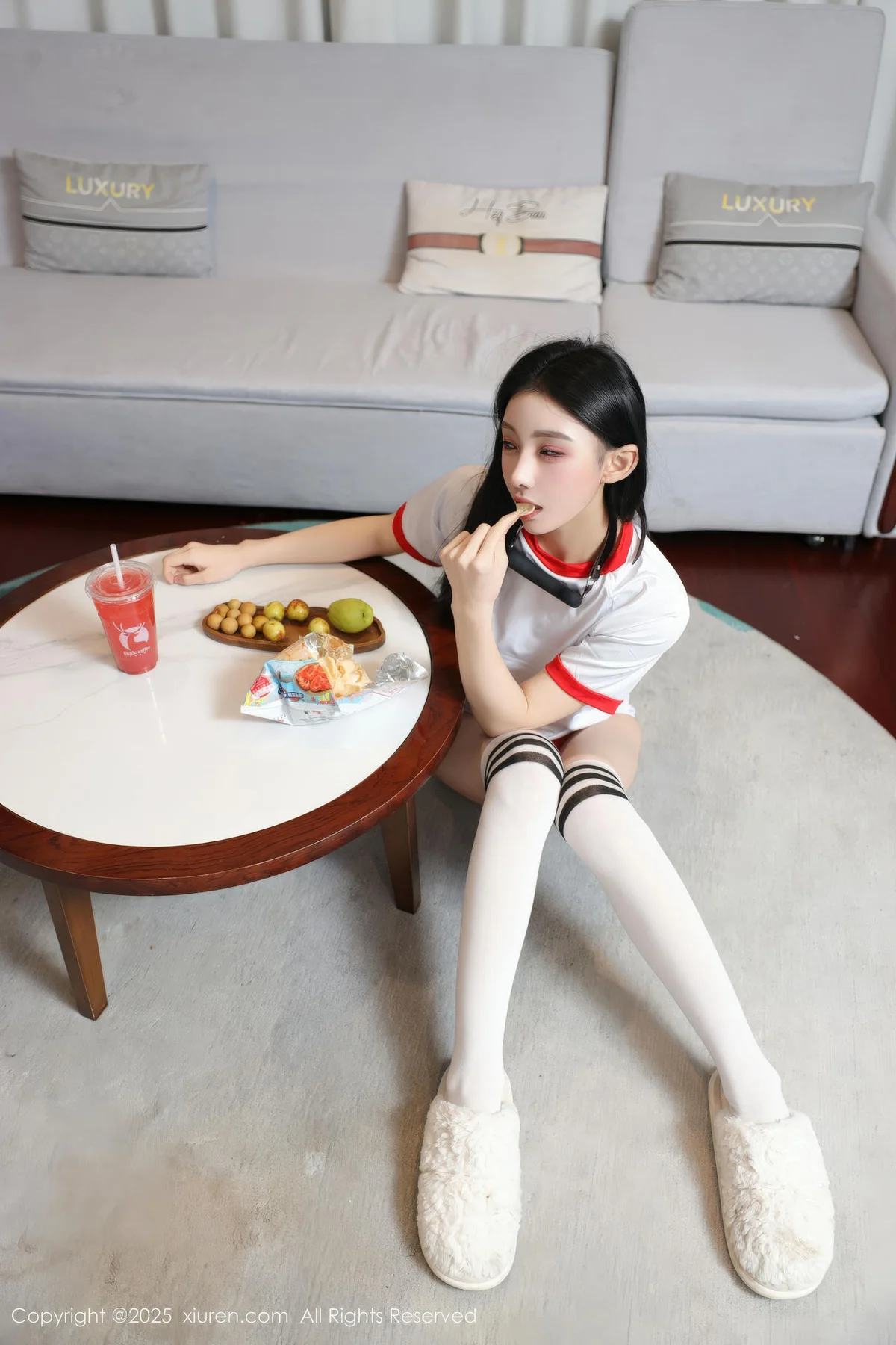 XiuRen 秀人 No.11110 许微微呀 白色T恤性感诱人丝袜 - 1