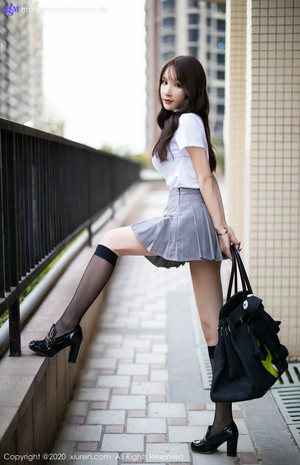 XiuRen 秀人 No.1899 短裙制服93P 周于希Sandy 性感外拍写真 - 2