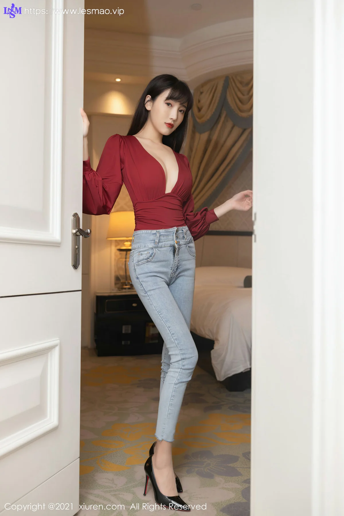 XiuRen 秀人 No.3505  猩红上衣 陆萱萱 成都旅拍写真 - 8