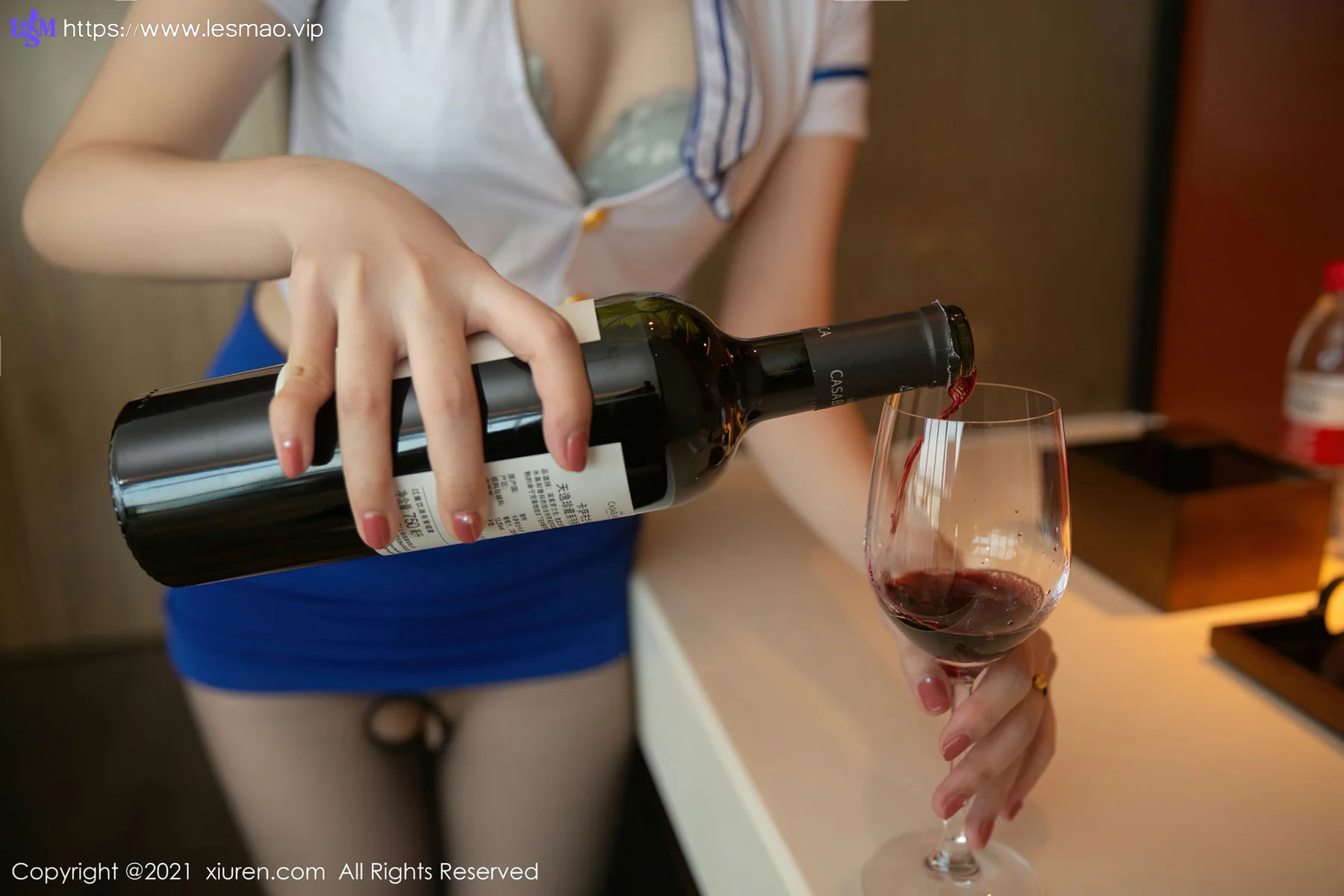 XiuRen 秀人 No.4011 空姐制服主题 一颗甜蛋黄a 性感写真 - 2