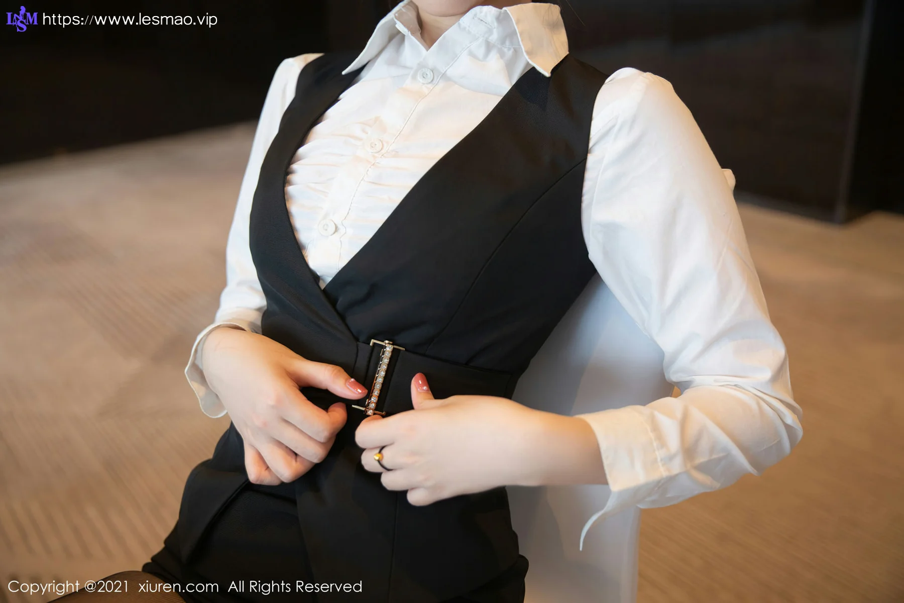 XiuRen 秀人 No.4083 上司会议室开会主题 一颗甜蛋黄a 性感写真1 - 5