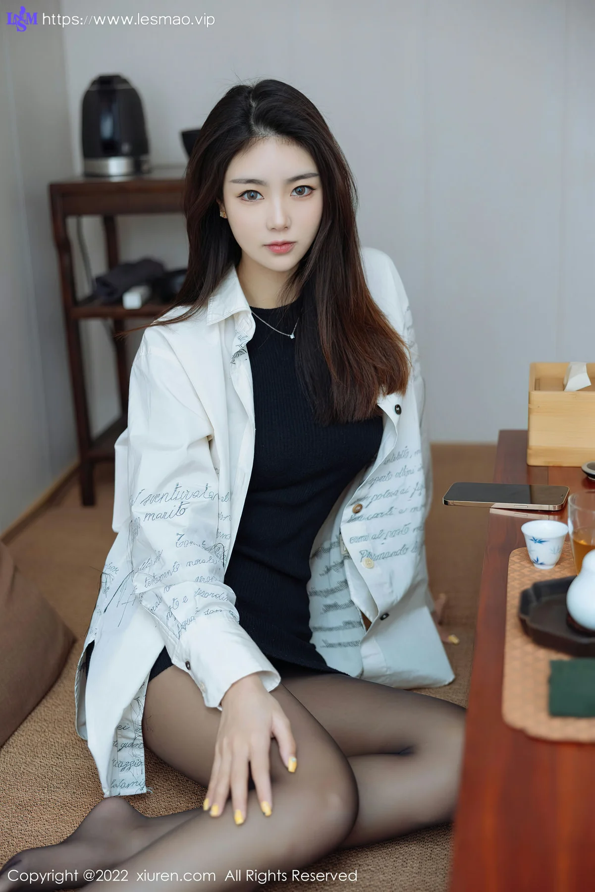 XiuRen 秀人 No.4832 简约白色外衣 可樂Vicky 性感写真2 - 1
