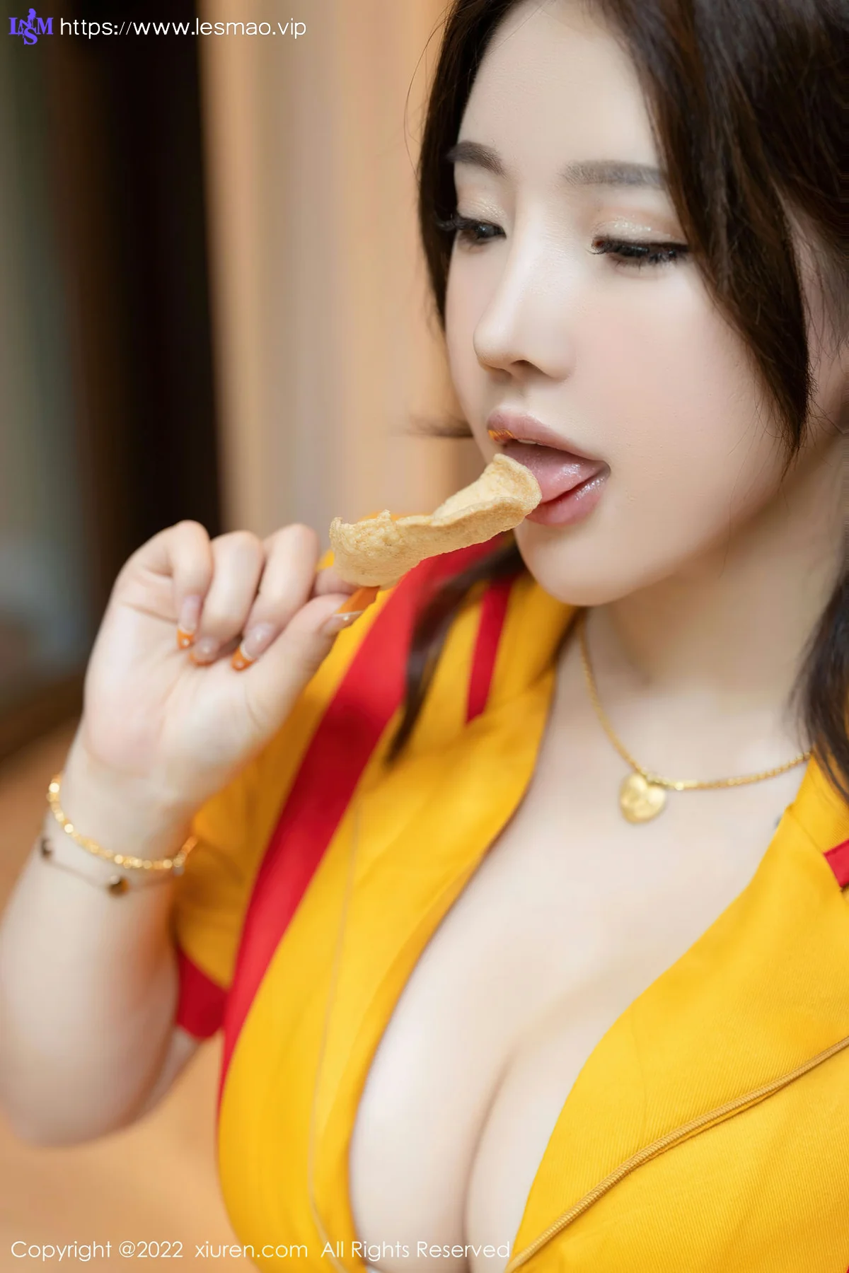 XiuRen 秀人 No.5509 服务员制服 小海臀Rena 海南万宁旅拍 - 1