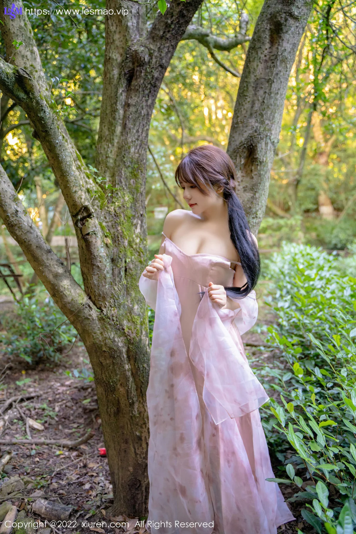 XiuRen 秀人 No.5690 婠婠么 吊带长裙户外拍摄性感写真 - 4