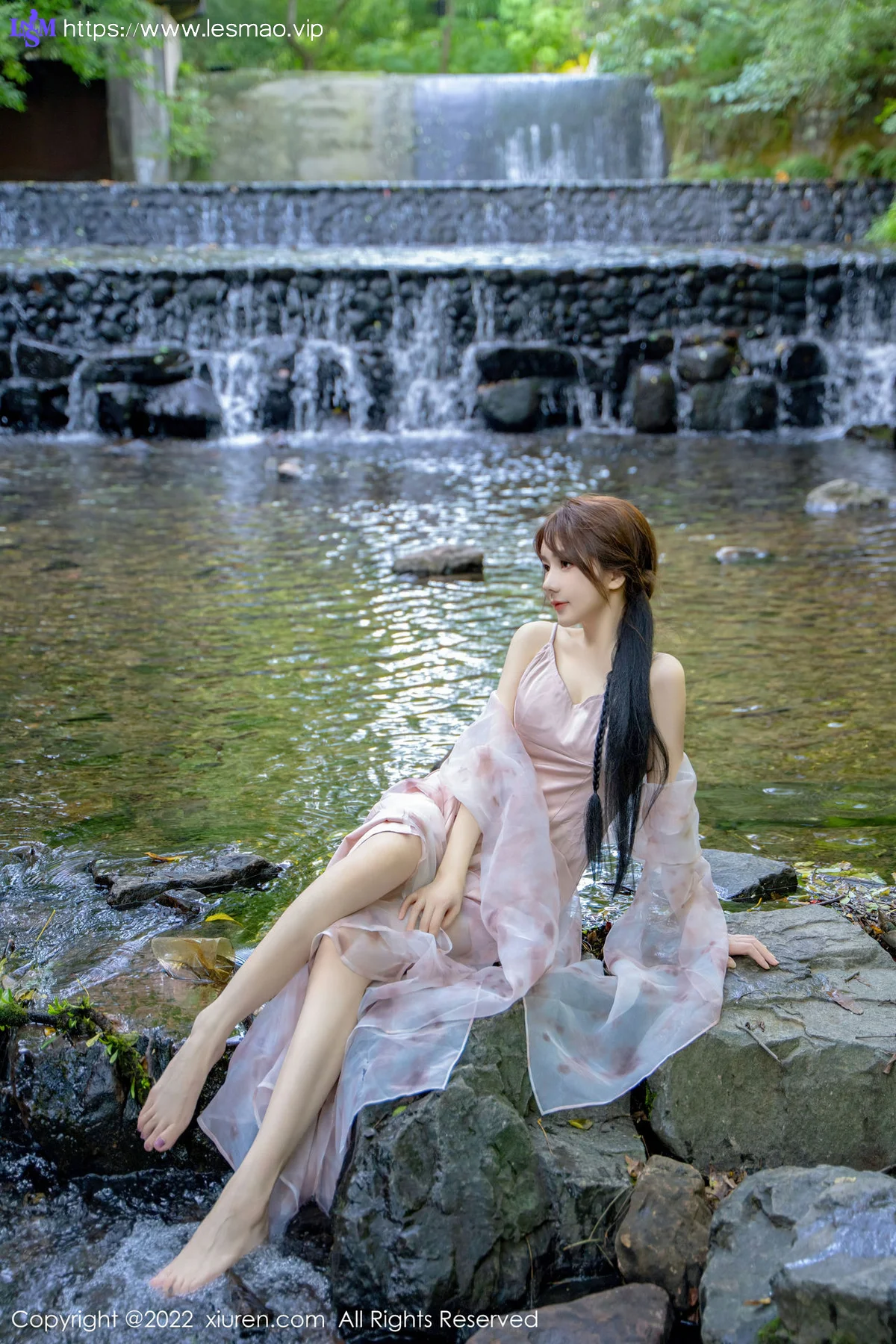 XiuRen 秀人 No.5690 婠婠么 吊带长裙户外拍摄性感写真 - 1