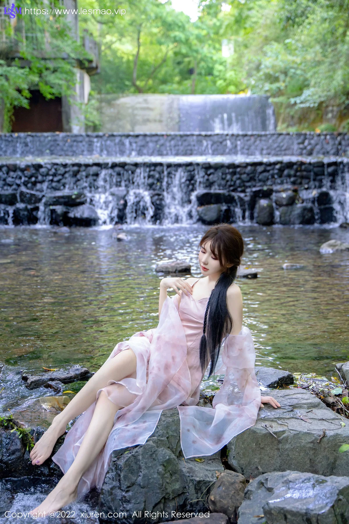 XiuRen 秀人 No.5690 婠婠么 吊带长裙户外拍摄性感写真 - 2