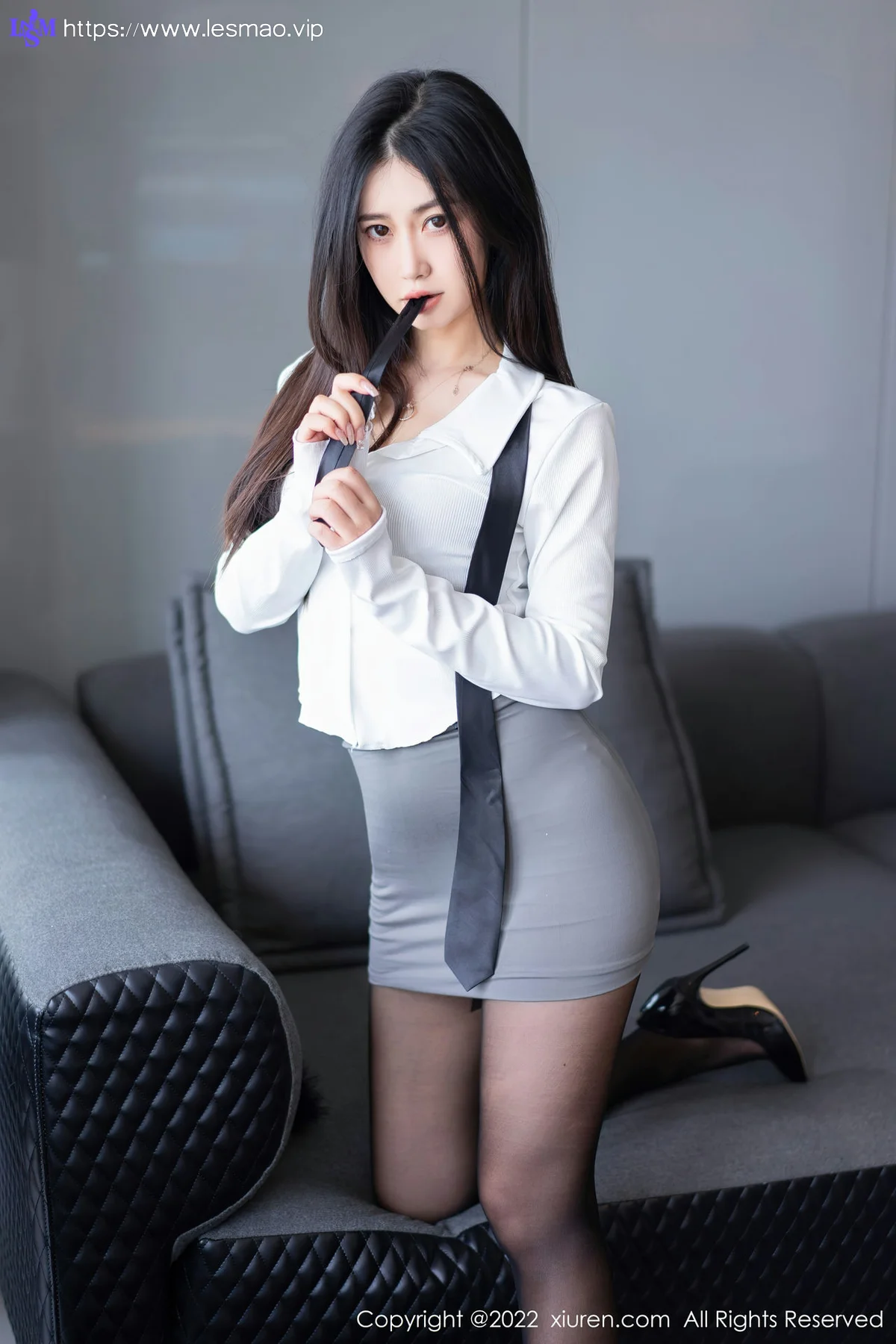 XiuRen 秀人 No.5795 laura阿姣 白T灰色短裙性感套写真222 - 2