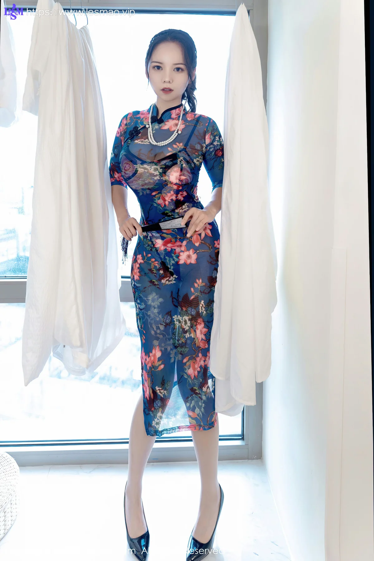 XiuRen 秀人 No.5819 大美妞儿 弹力永动机透明旗袍蕾丝肉袜 - 1