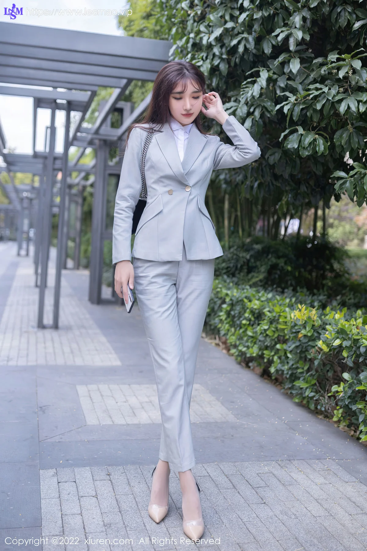XiuRen 秀人 No.5840 陆萱萱 催眠主题拍摄灰色制服北京旅拍111 - 2