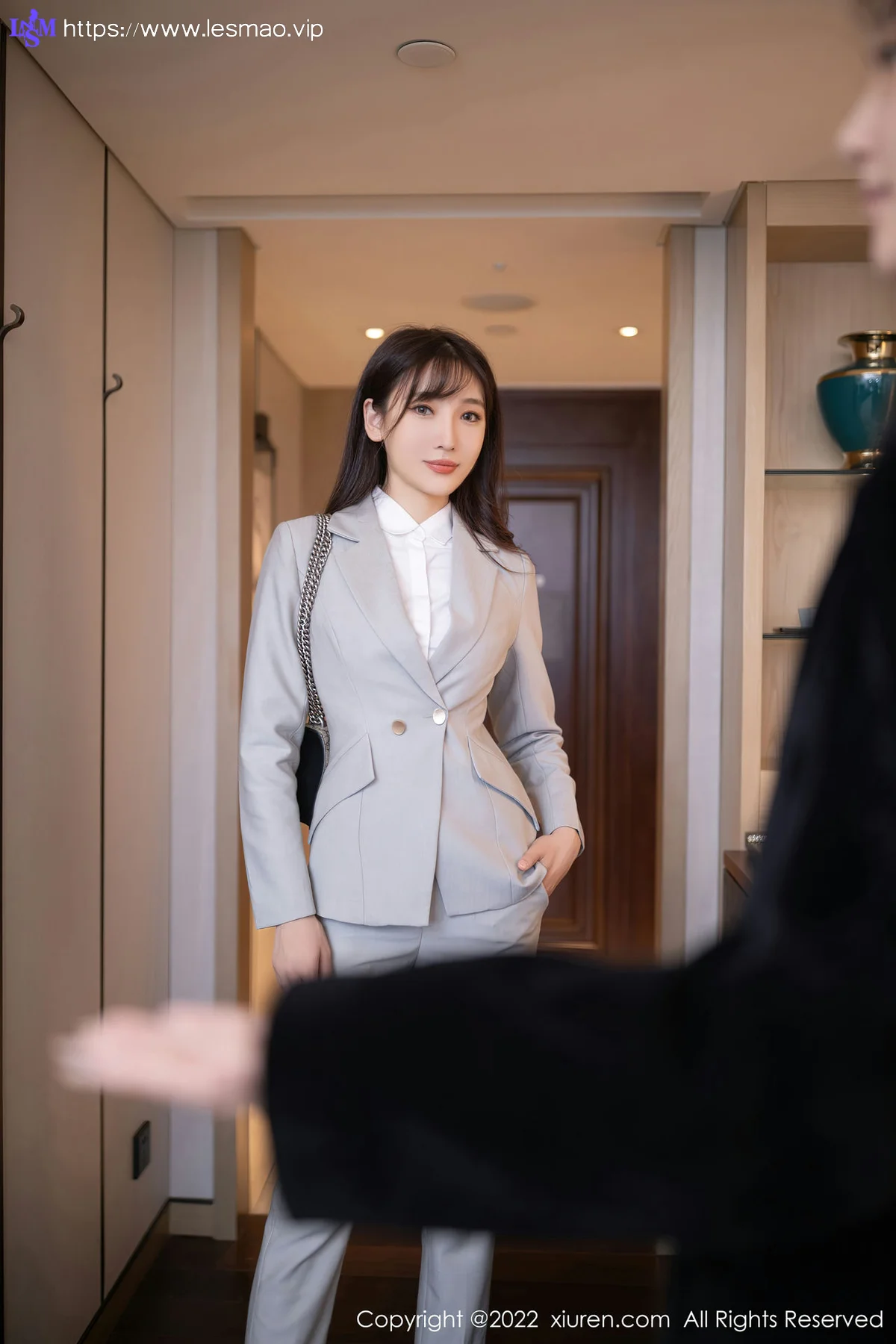 XiuRen 秀人 No.5840 陆萱萱 催眠主题拍摄灰色制服北京旅拍111 - 6