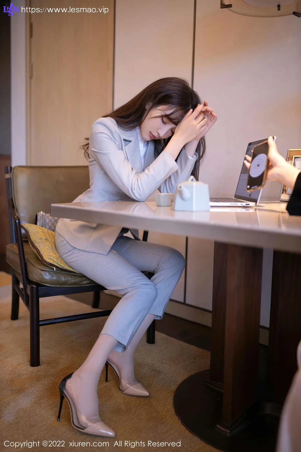 XiuRen 秀人 No.5840 陆萱萱 催眠主题拍摄灰色制服北京旅拍111 - 4