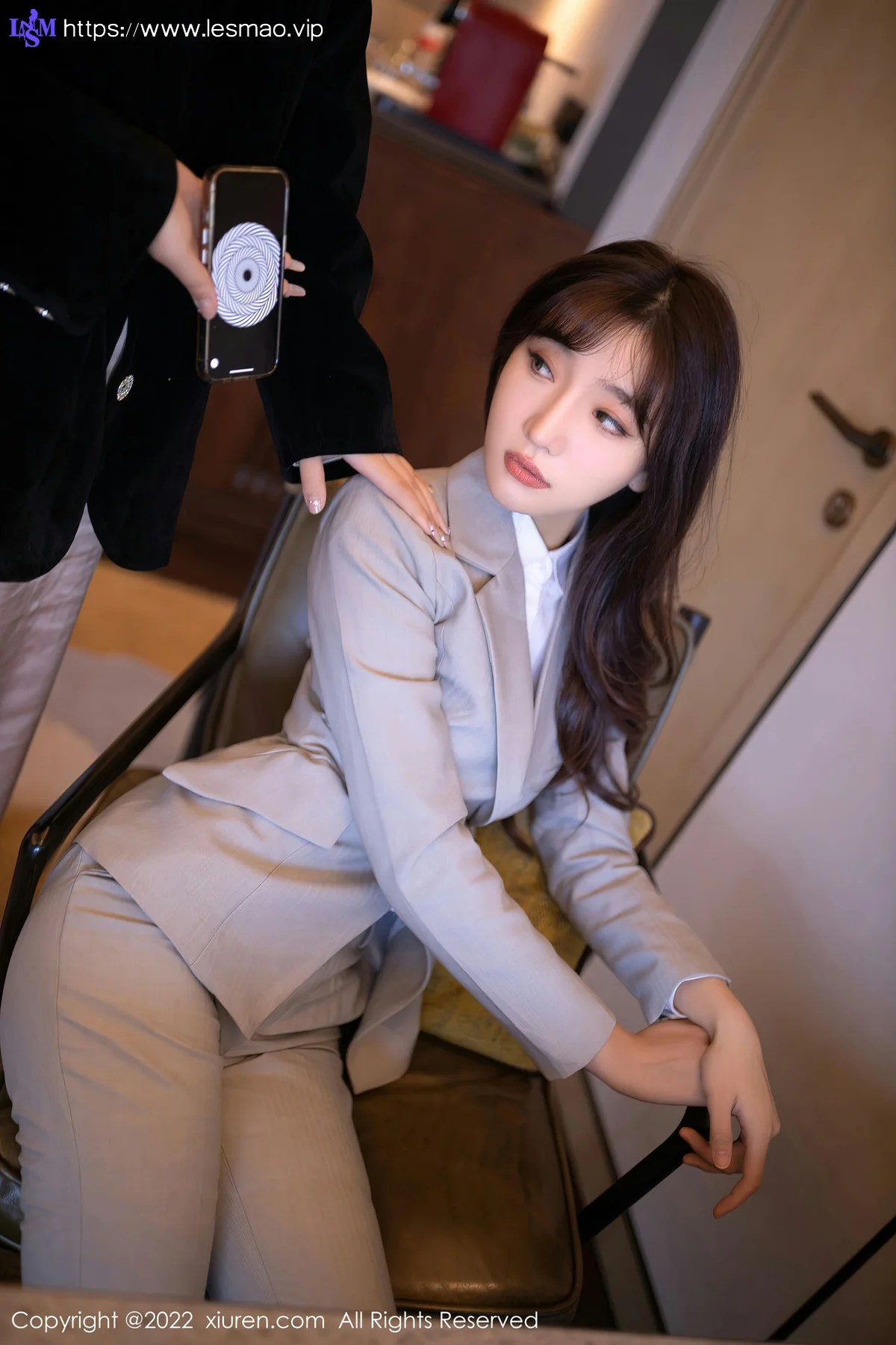 XiuRen 秀人 No.5840 陆萱萱 催眠主题拍摄灰色制服北京旅拍111 - 5
