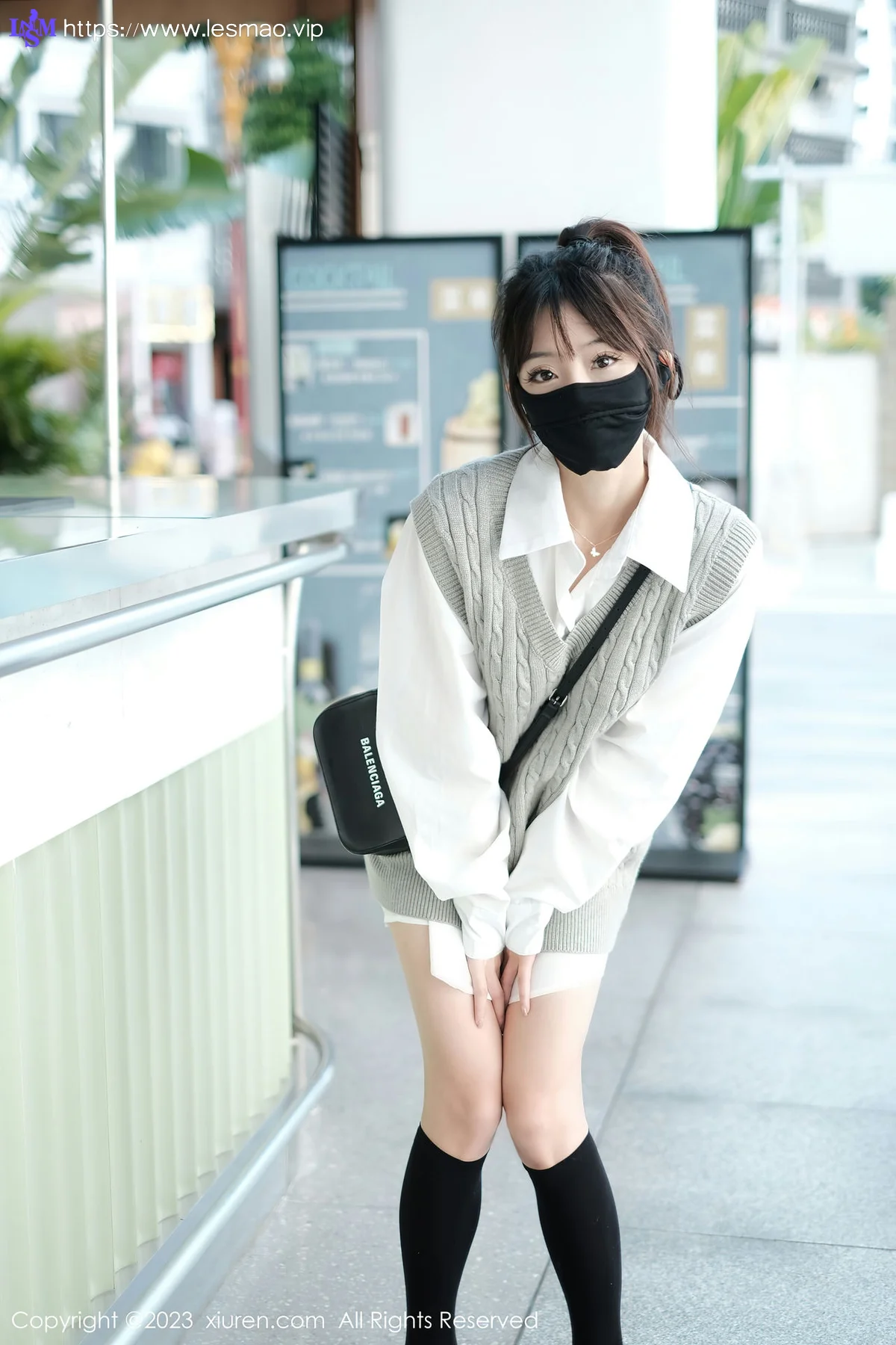 XiuRen 秀人 No.6145 佘贝拉bella 黑色长筒袜旅拍 - 1