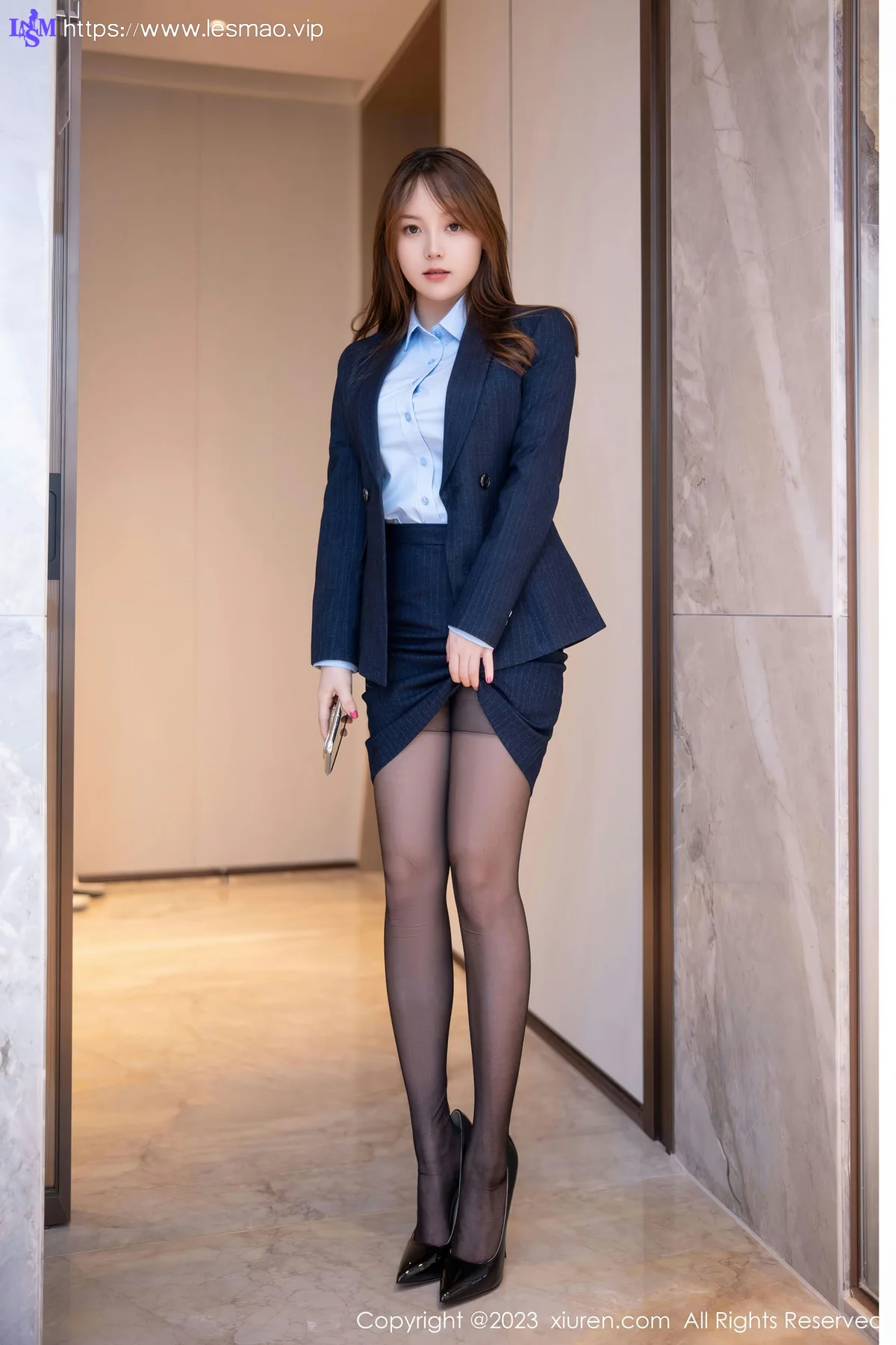 XiuRen 秀人 No.6190 豆瓣酱 OL装扮性感写真 - 4